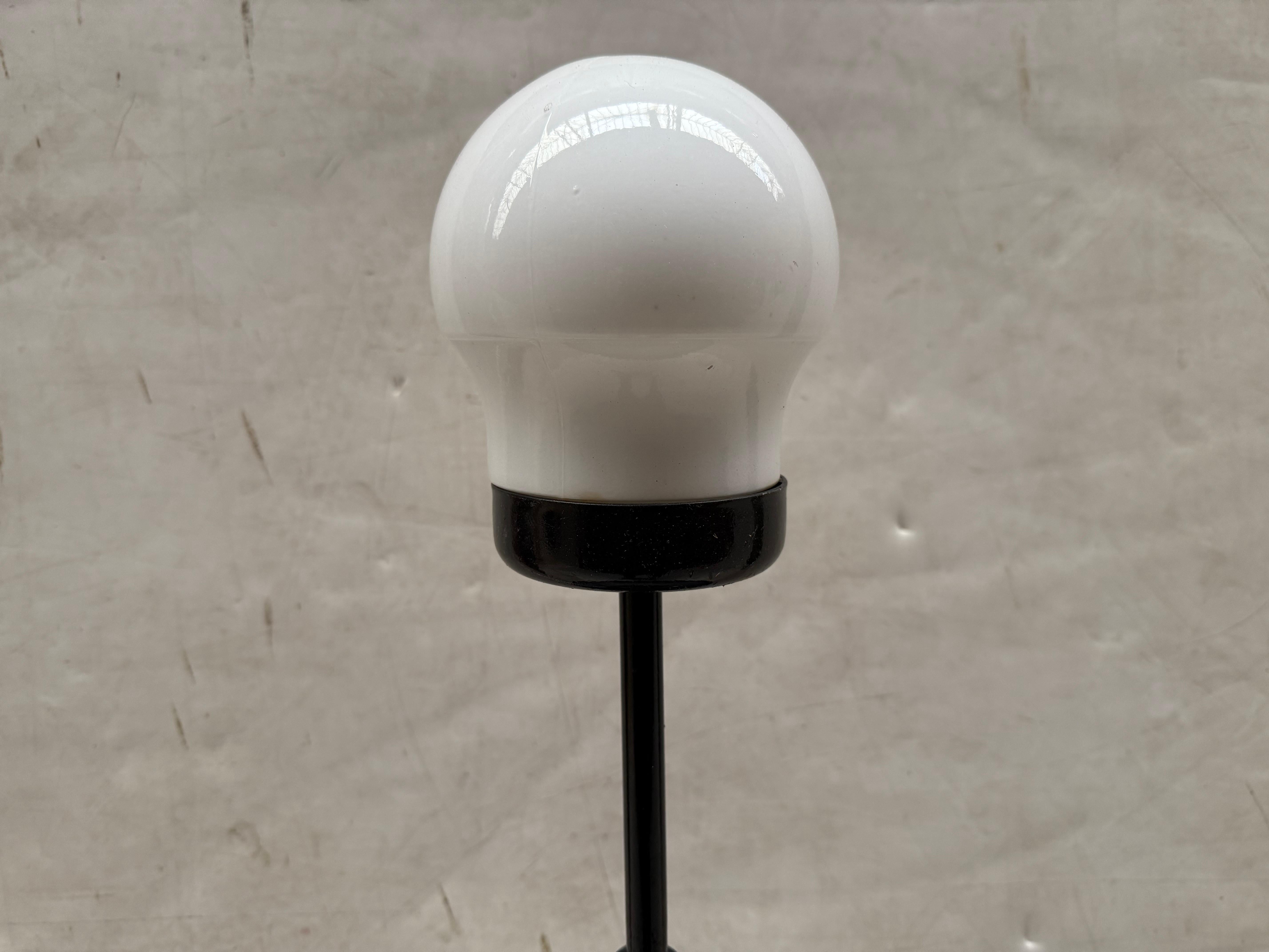 Lámpara alemana vintage de metal de los años 50 Moderno de mediados de siglo en venta