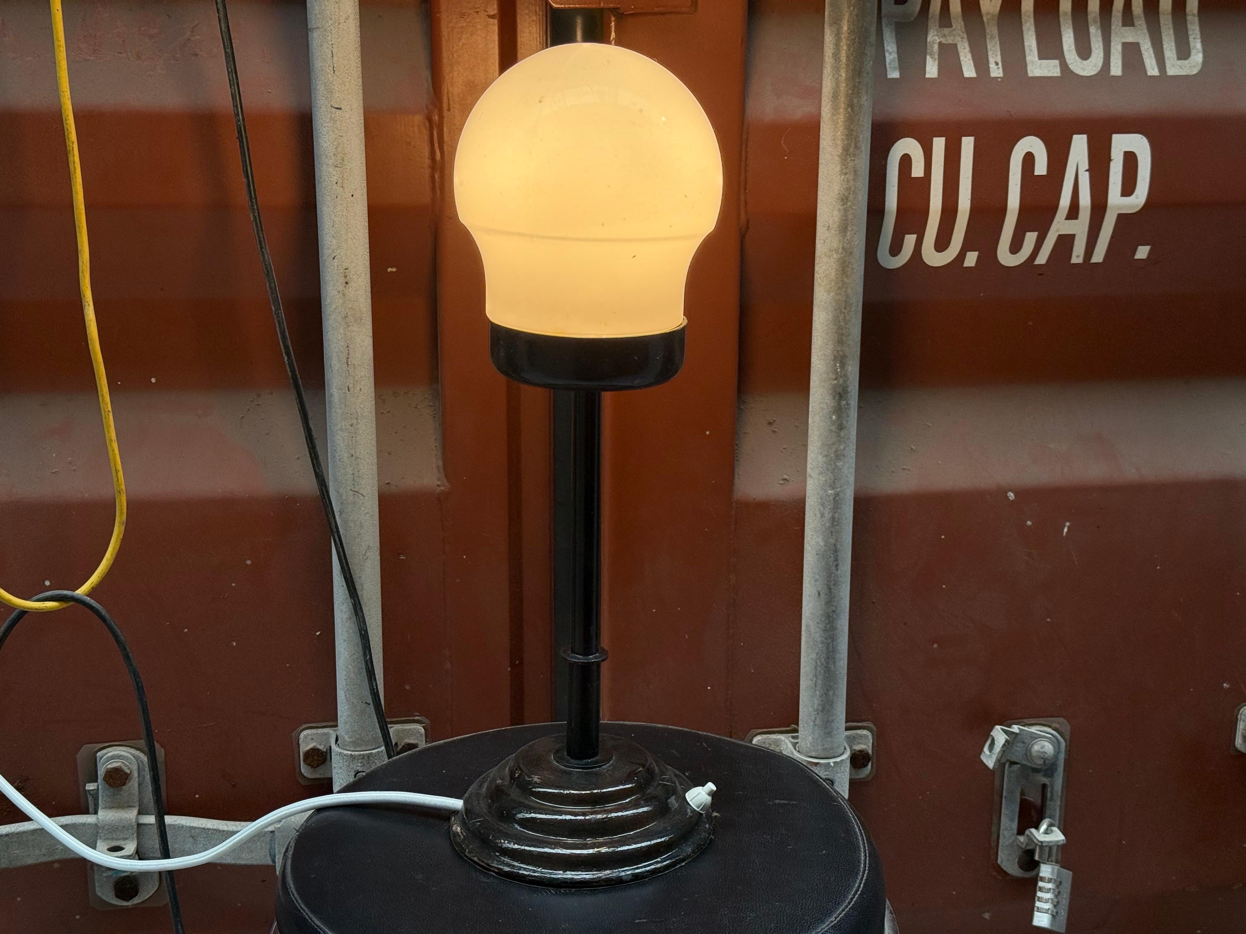 Lámpara alemana vintage de metal de los años 50 mediados del siglo XX en venta