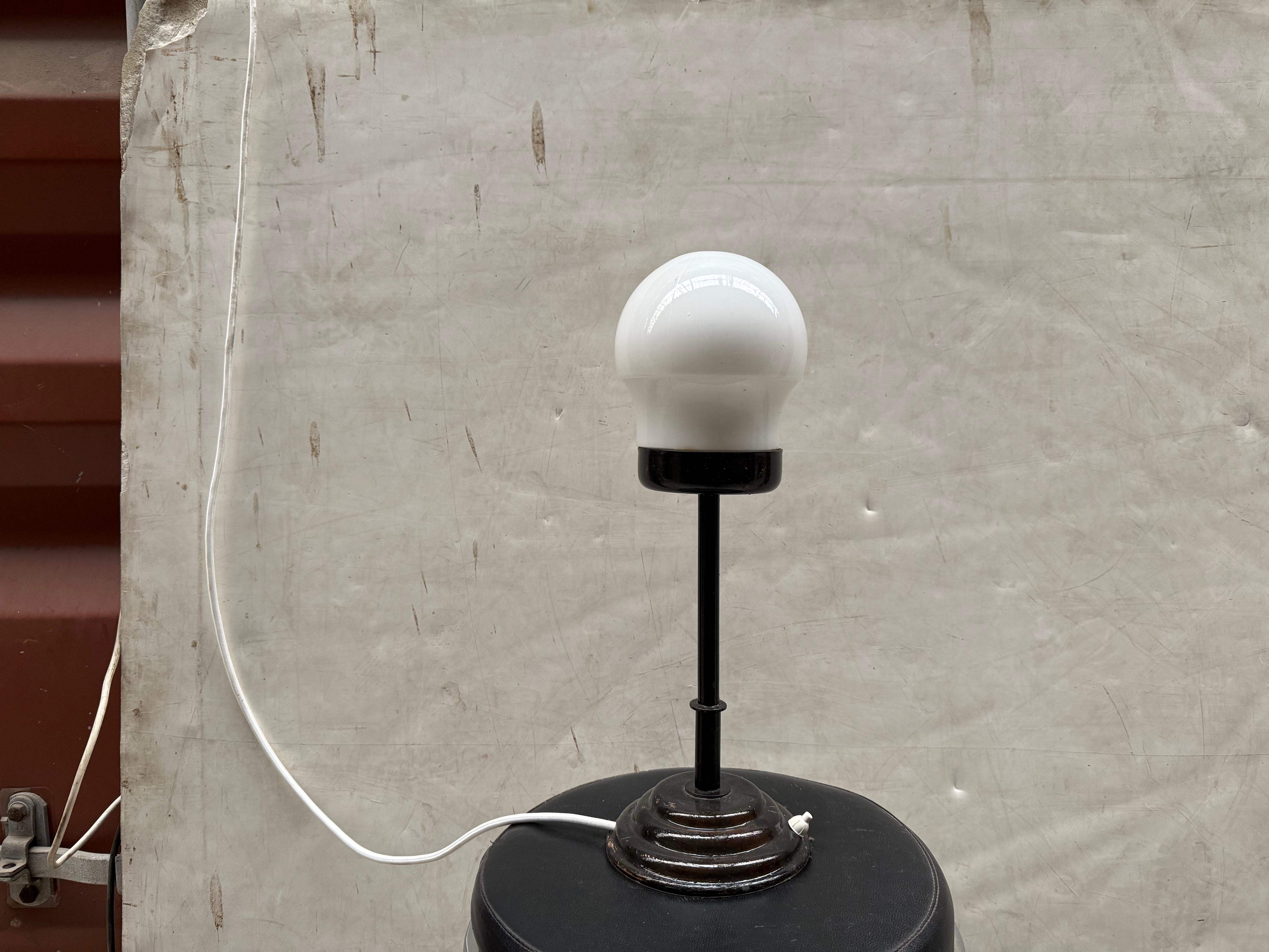 Lámpara alemana vintage de metal de los años 50 en venta 2