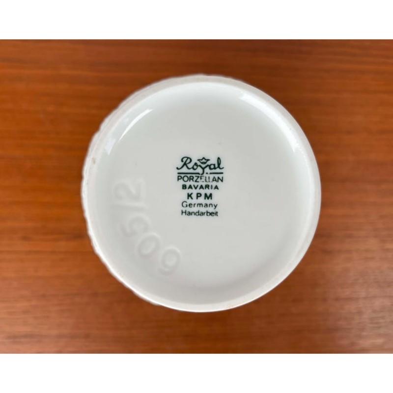 Vaso tedesco d'epoca Modello 605/2 in porcellana bianca di KPM Royal Porcelain, anni '70 in vendita 4