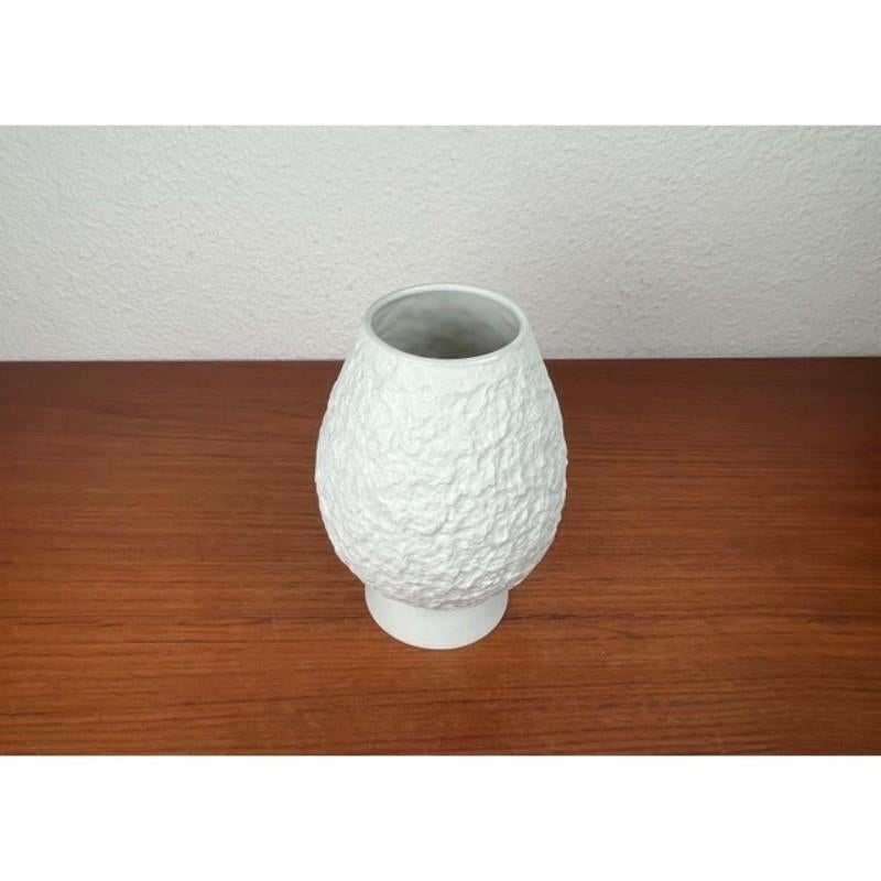 Vaso tedesco d'epoca Modello 605/2 in porcellana bianca di KPM Royal Porcelain, anni '70, in ottime condizioni. Disegnato dal 1970 al 1979 Questo pezzo ha un marchio di attribuzione.

Informazioni aggiuntive:
Materiali: Porcellana
Colore: