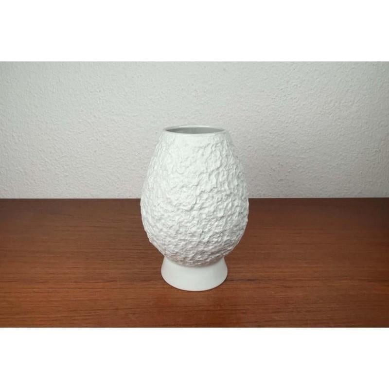 Vaso tedesco d'epoca Modello 605/2 in porcellana bianca di KPM Royal Porcelain, anni '70 In condizioni buone in vendita a Hamburg, DE