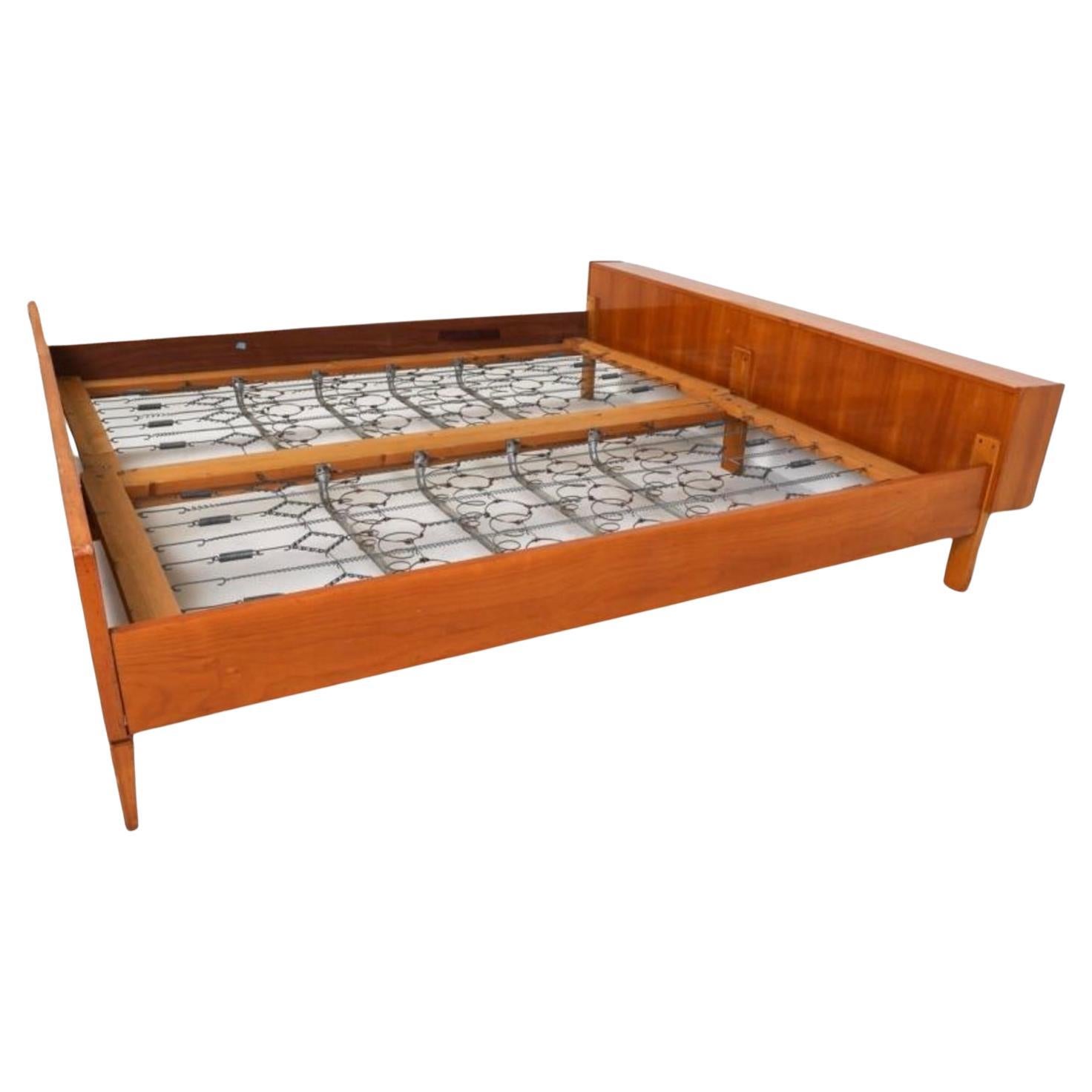 Cama moderna alemana vintage tamaño King de chapa de teca Estructura con cabecero y piecero de muelles. Sólo tienes que añadir un Colchón. Se adapta a colchones de tamaño King y no necesita somier. Situado en Brooklyn NYC.

Se desmonta para su
