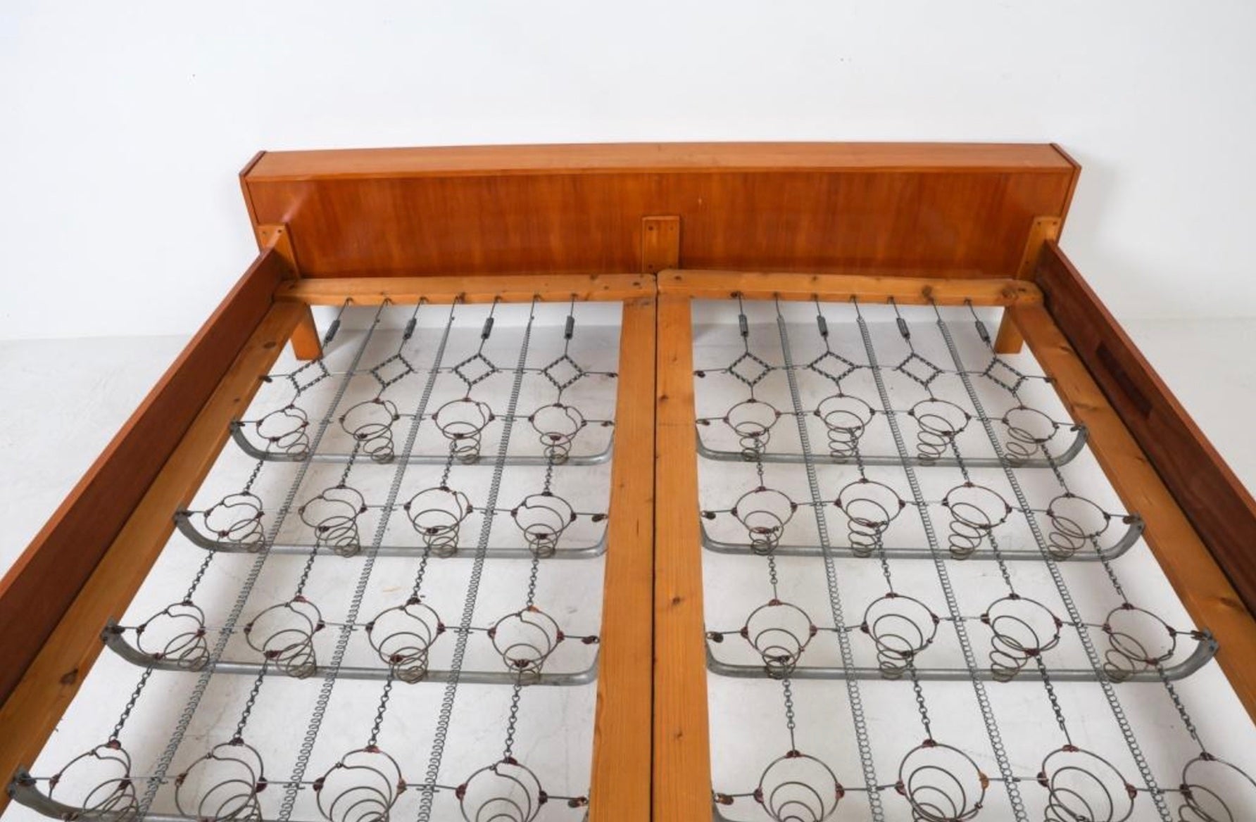 Bastidor de cama de teca con muelles Vintage German Modern King size Alemán