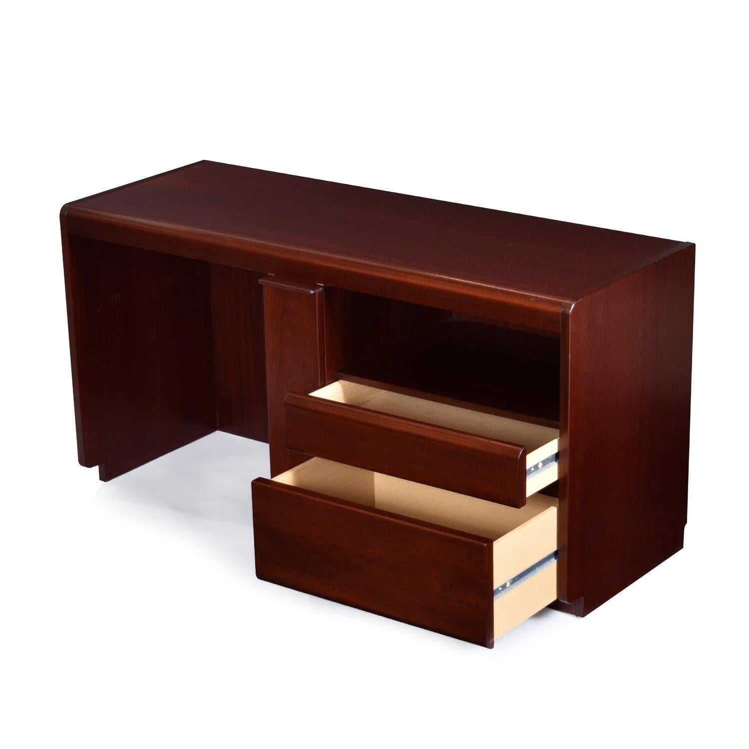 Scandinavo moderno Scrivania moderna tedesca d'epoca in legno di palissandro con cassetti e ripiano in vendita