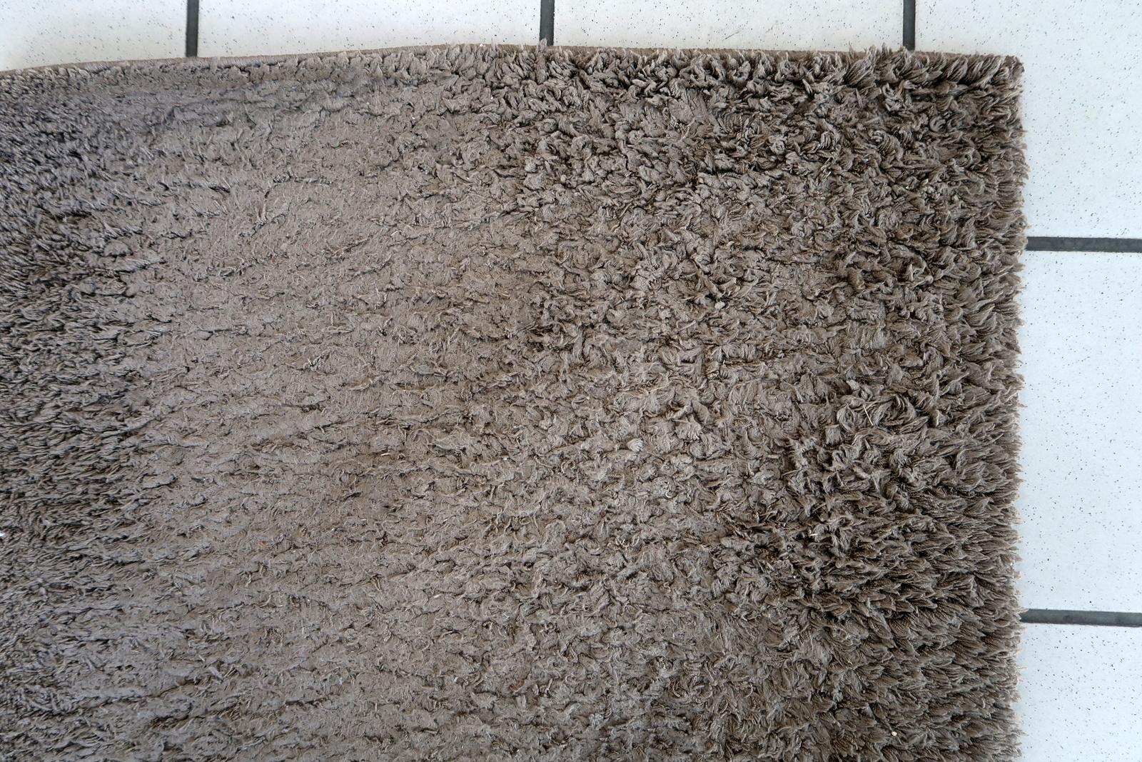 Vintage German Modern rug in grey shade. The rug has been made in the end of 20th century. It is in original good condition. The rug is machine made.

-condition: original good,

-circa: 1960s,

-size: 1.9' x 3.6' (57cm x 111cm),

-material: