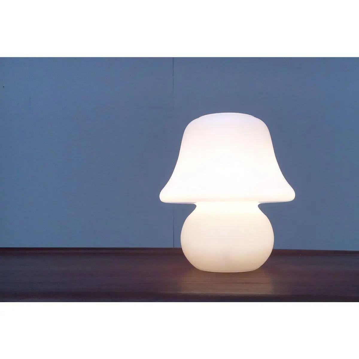 Petite lampe de table champignon en verre. Cette pièce porte une marque d'attribution, Elle est totalement authentique pour tout problème d'authenticité résultant d'une mauvaise attribution, Prise européenne (jusqu'à 250V).Le câblage de cet article