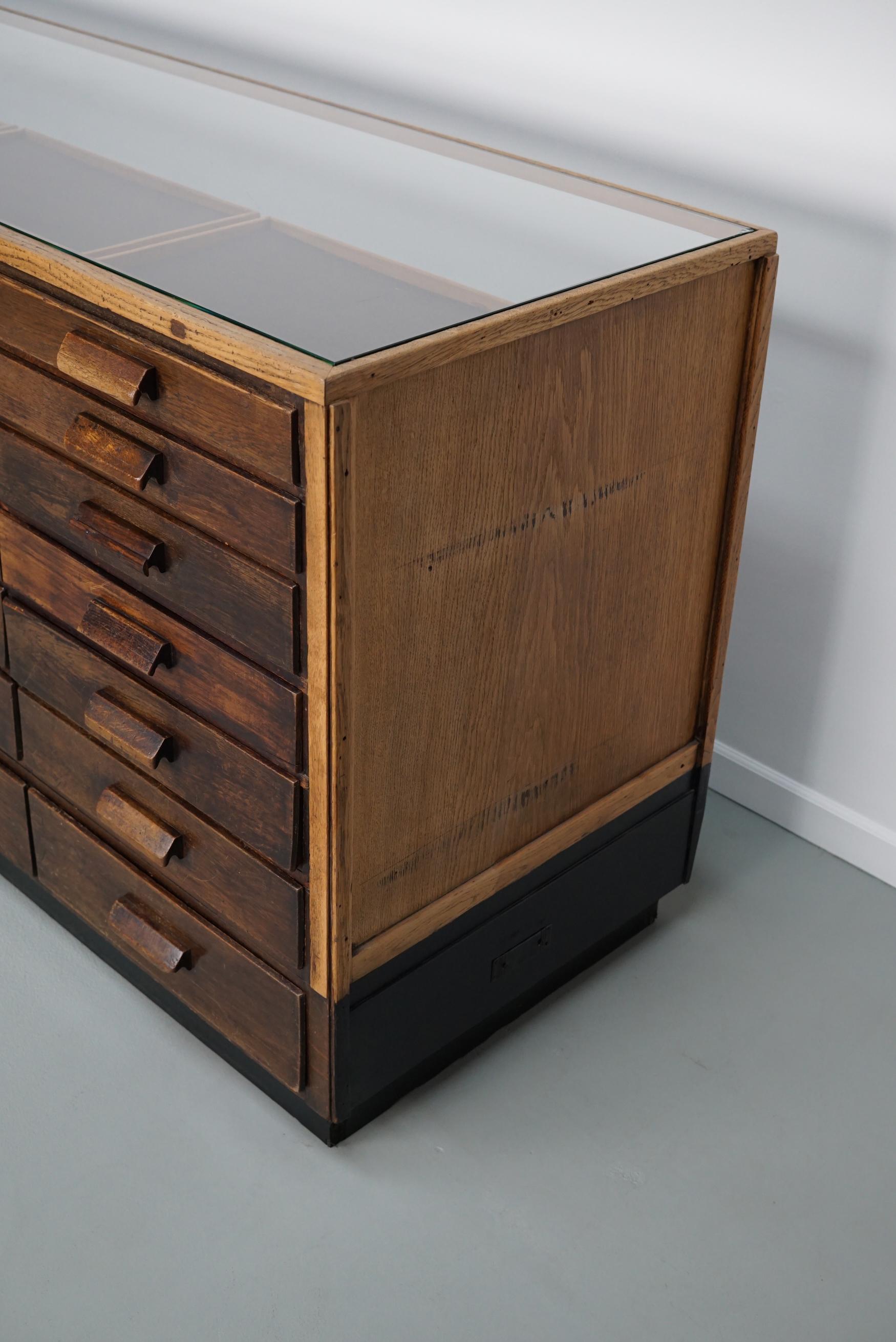 Mid-Century moderno Vetrinetta da banco per merceria in rovere tedesco vintage, 1950 ca. in vendita