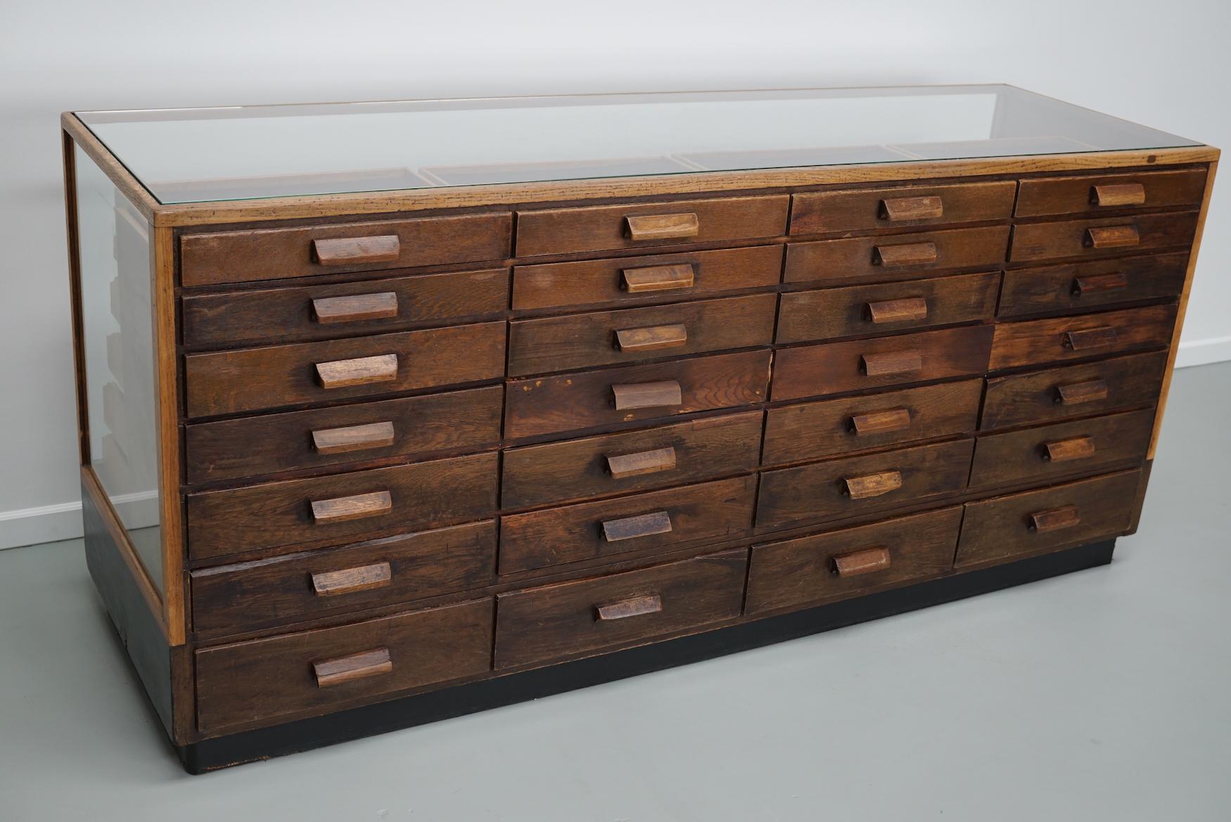 Metà XX secolo Vetrinetta da banco per merceria in rovere tedesco vintage, 1950 ca. in vendita