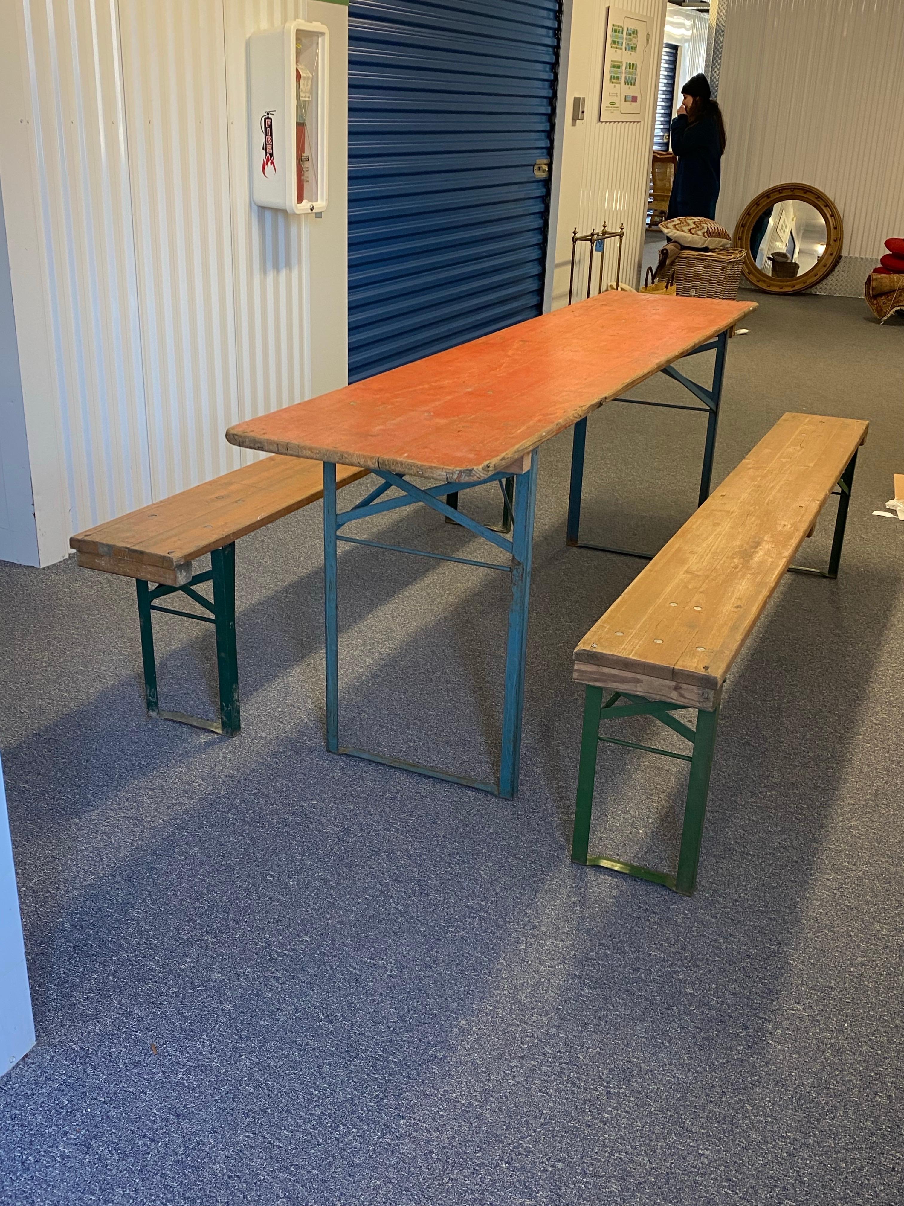 Vintage Deutsch Oktoberfest Bier Tisch & Bank Set 
Vintage Orange Tisch 
Deutscher Biergarten Klapptisch aus Holz mit zwei Klappbänken aus Holz. Robuste und gut verarbeitete Holzoberflächen und klappbare Metallbeine. Der Faltmechanismus ist