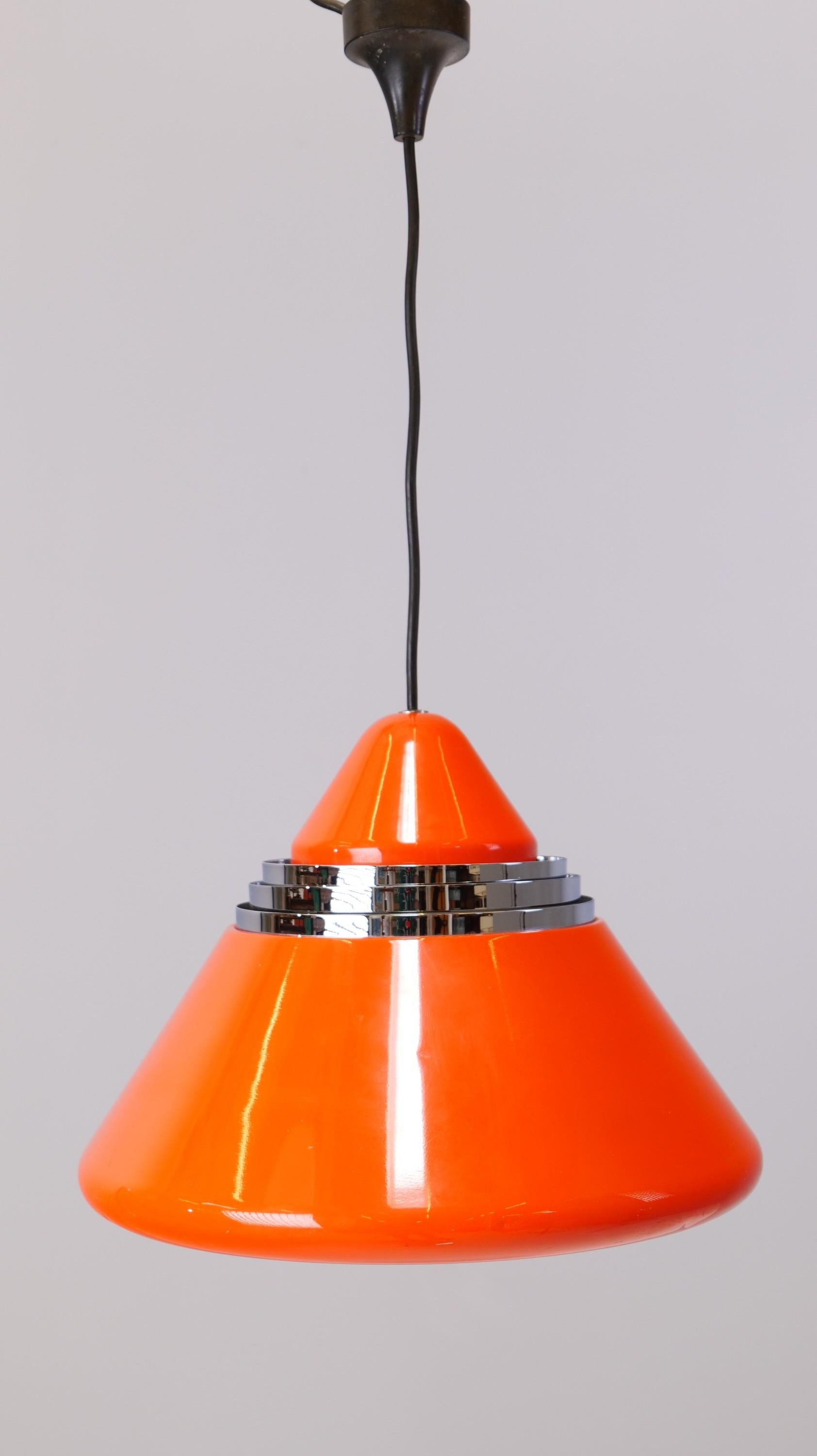 Très rare lampe OVNI de la société Staff - Allemagne.
Design/One par Alfred Kalthoff pour le personnel
Lampe en métal avec anneaux chromés
Années 1970 - Allemagne

Dimensions :
Jusqu'à 120 cm de longueur
Matériau :
Métal, chrome.