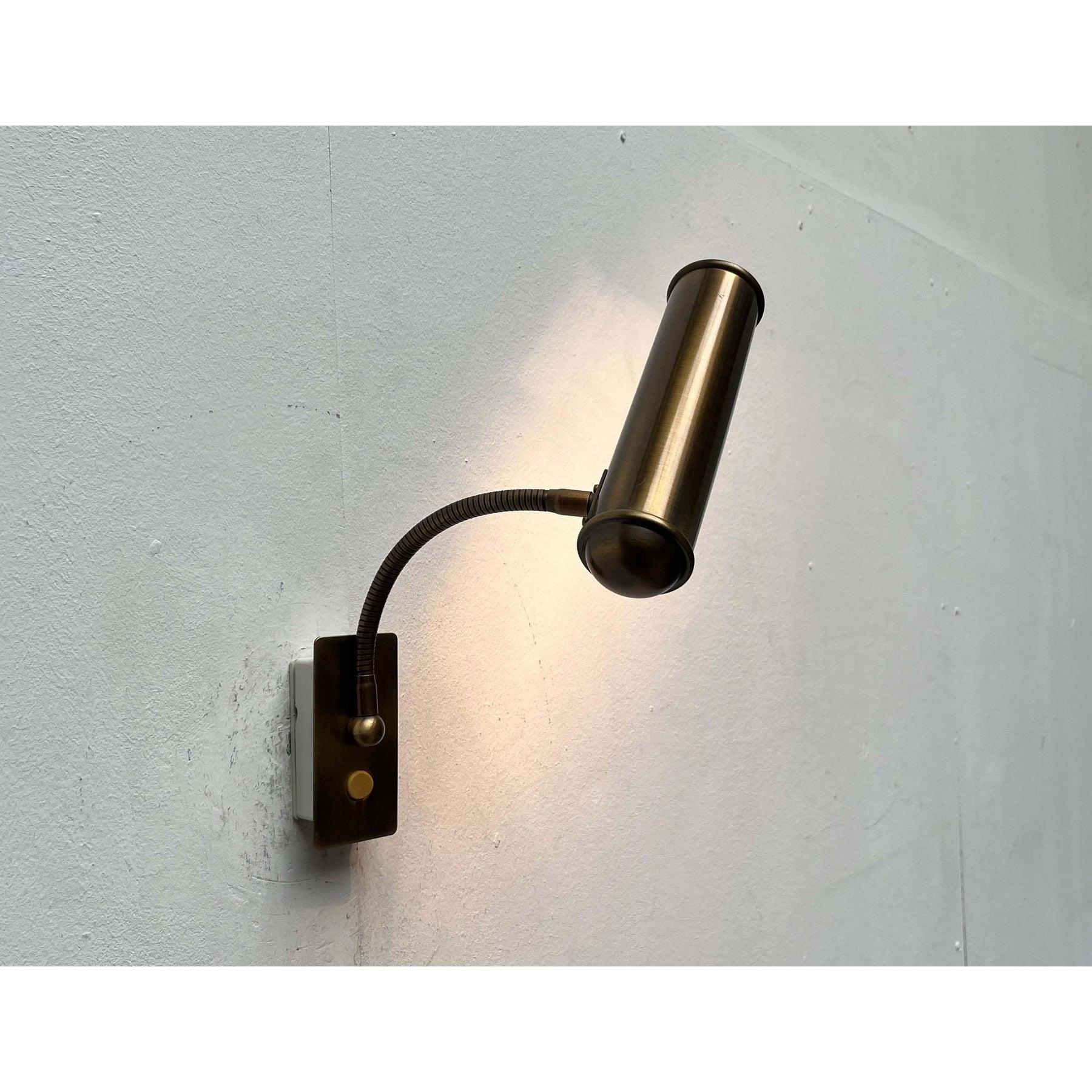 Lámpara de pared de cuello de cisne de latón patinado alemán vintage de Honsel, años 70 en venta 4