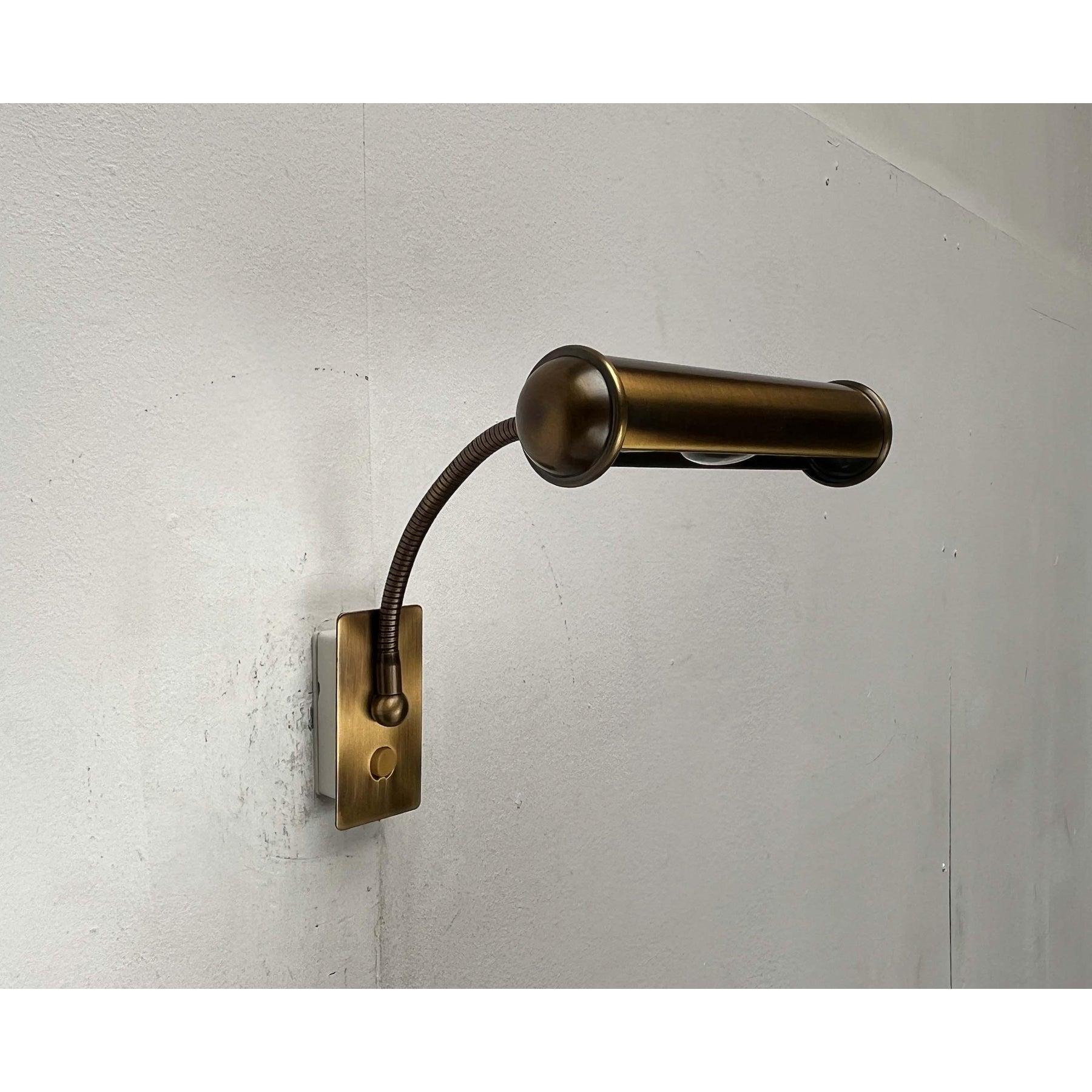 Lámpara de pared de cuello de cisne de latón patinado alemán vintage de Honsel, años 70 en venta 10