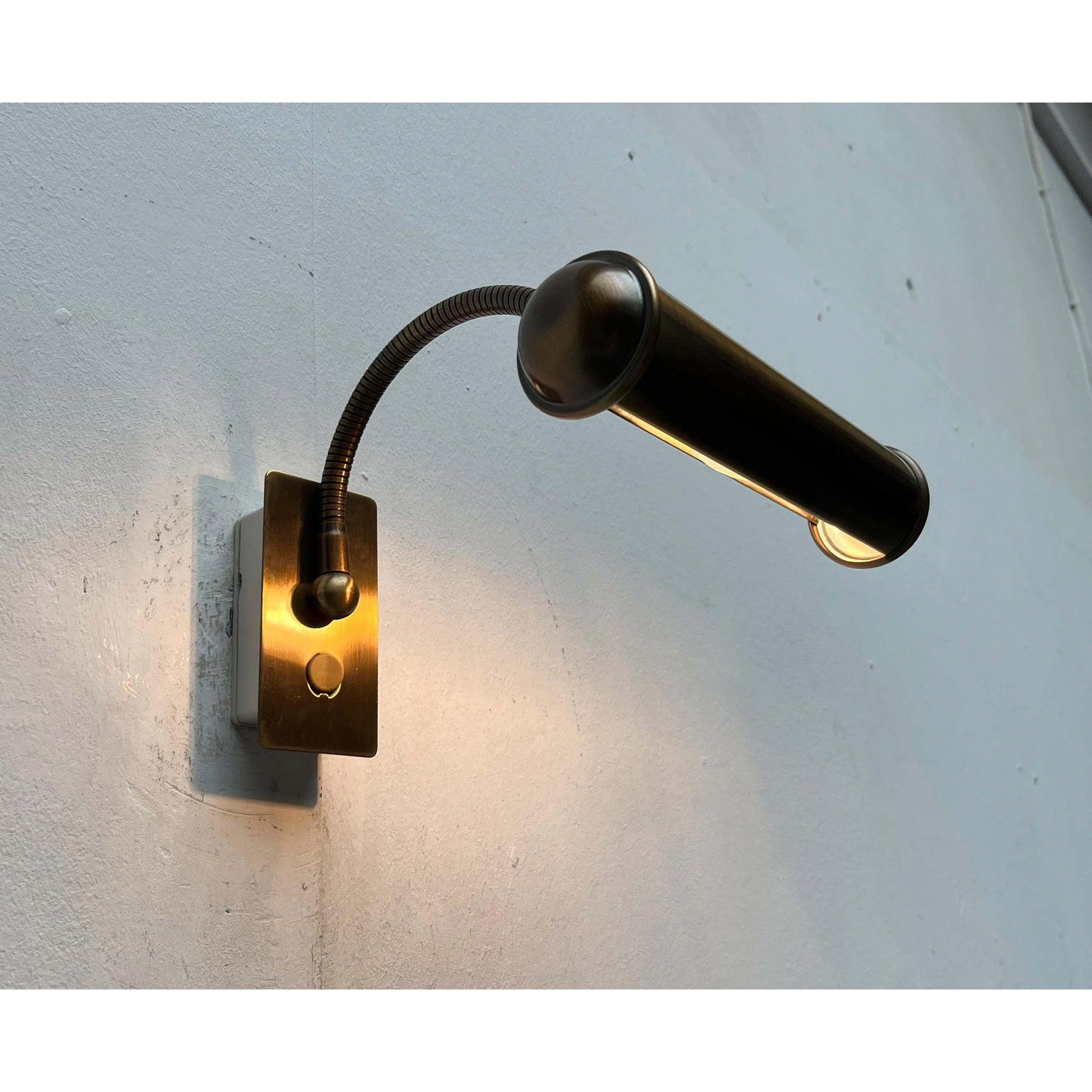 Lámpara de pared de cuello de cisne de latón patinado alemán vintage de Honsel, años 70 en venta 11