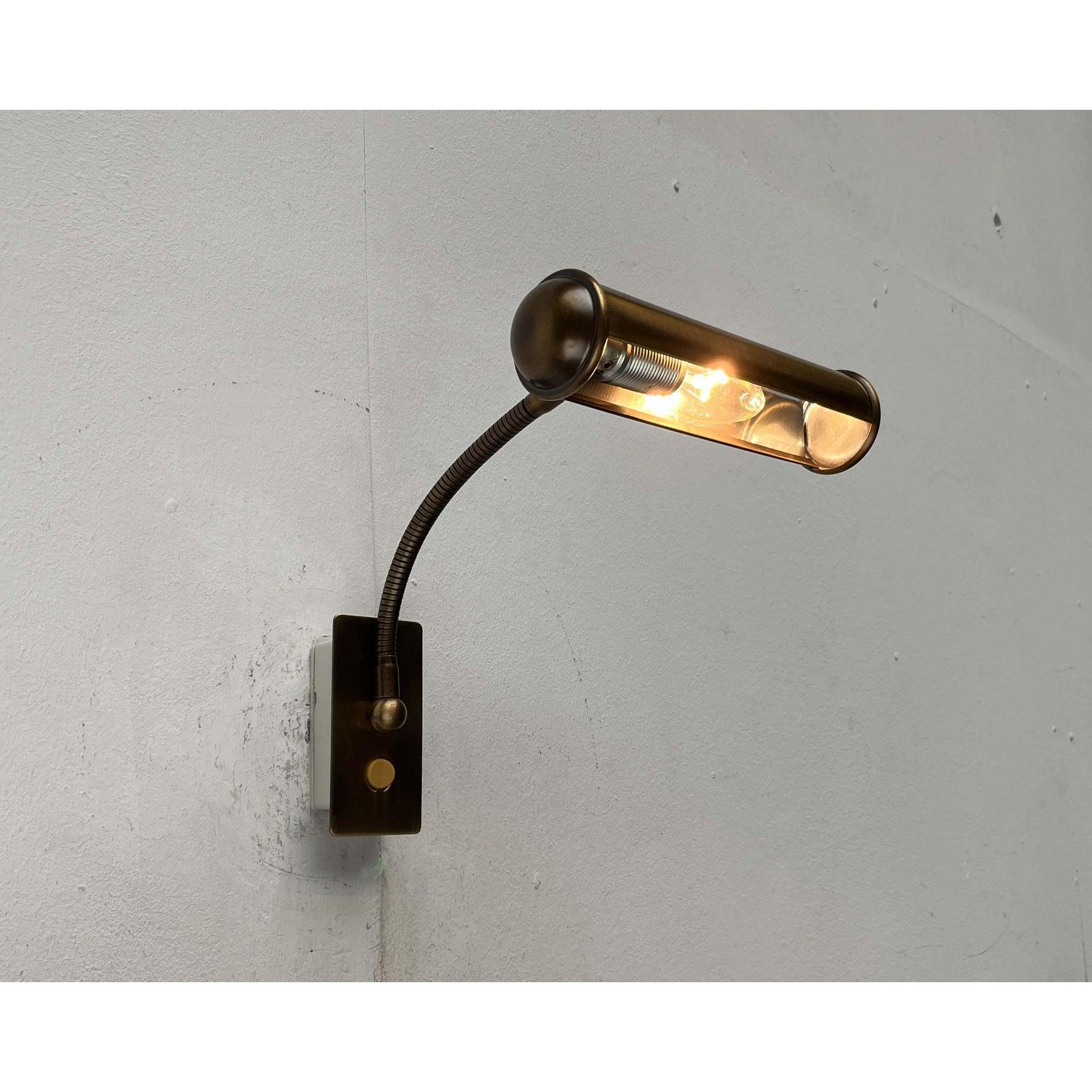 Lámpara de pared de cuello de cisne de latón patinado alemán vintage de Honsel, años 70 en venta 12