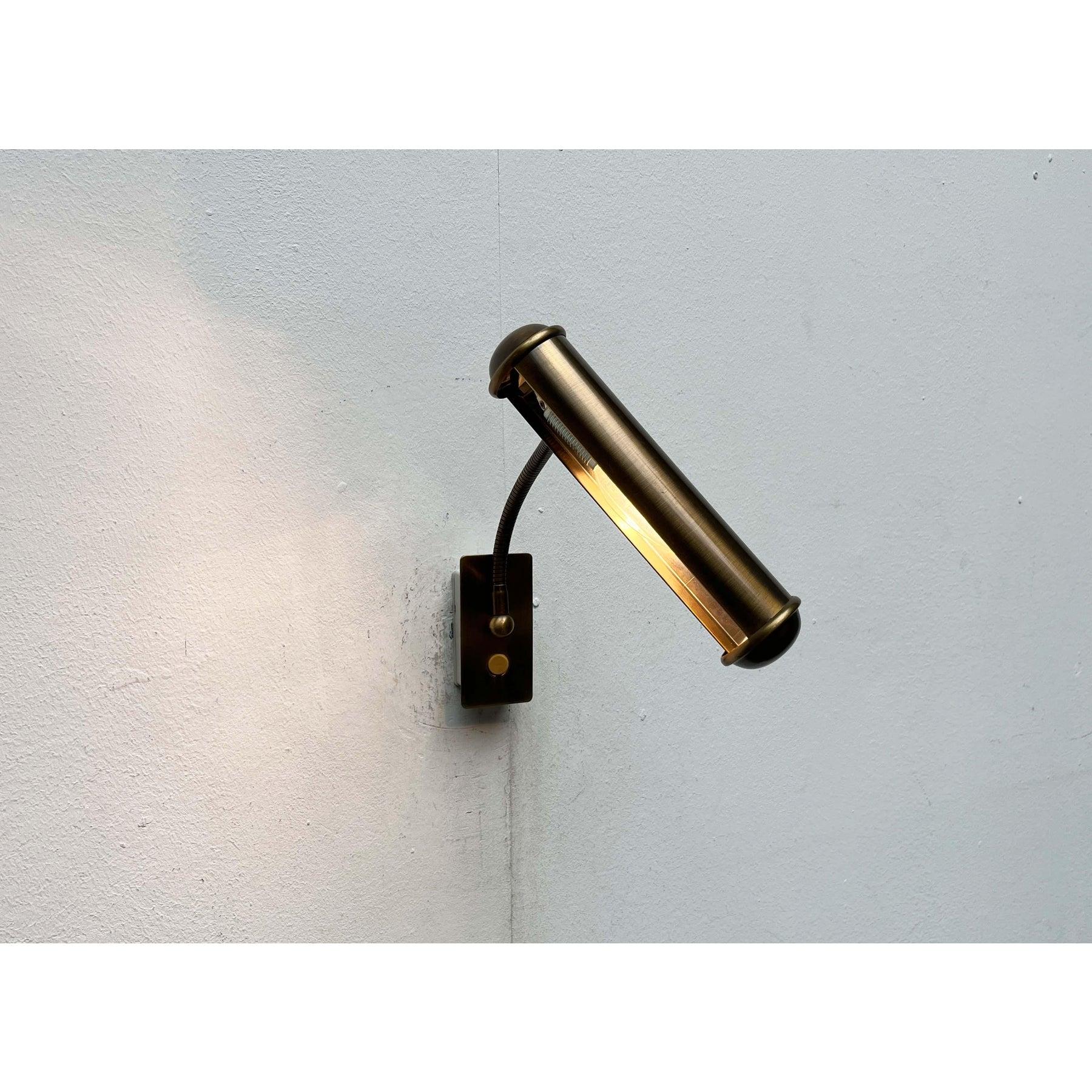 Lámpara de pared de cuello de cisne de latón patinado alemán vintage de Honsel, años 70 Alemán en venta