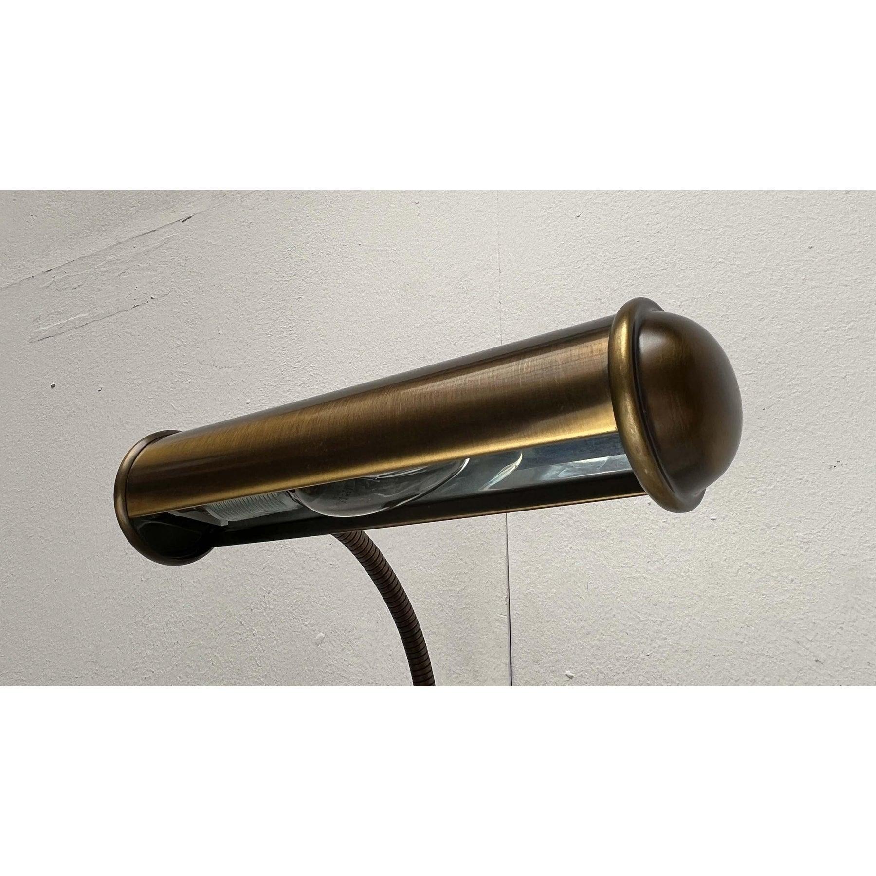 Lámpara de pared de cuello de cisne de latón patinado alemán vintage de Honsel, años 70 en Bueno estado para la venta en Hamburg, DE