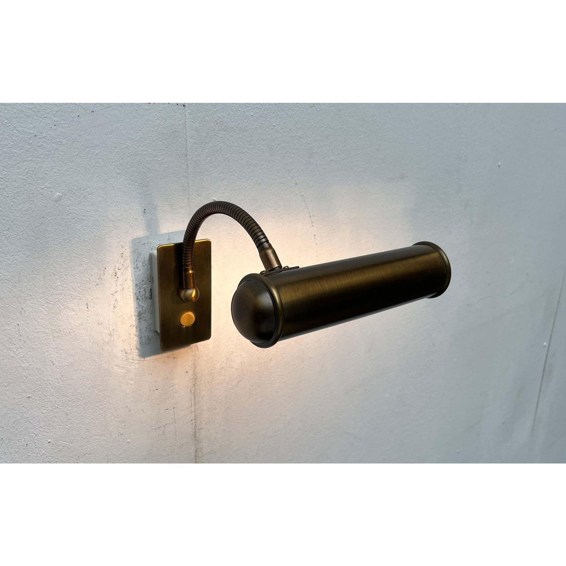 Lámpara de pared de cuello de cisne de latón patinado alemán vintage de Honsel, años 70 siglo XX en venta
