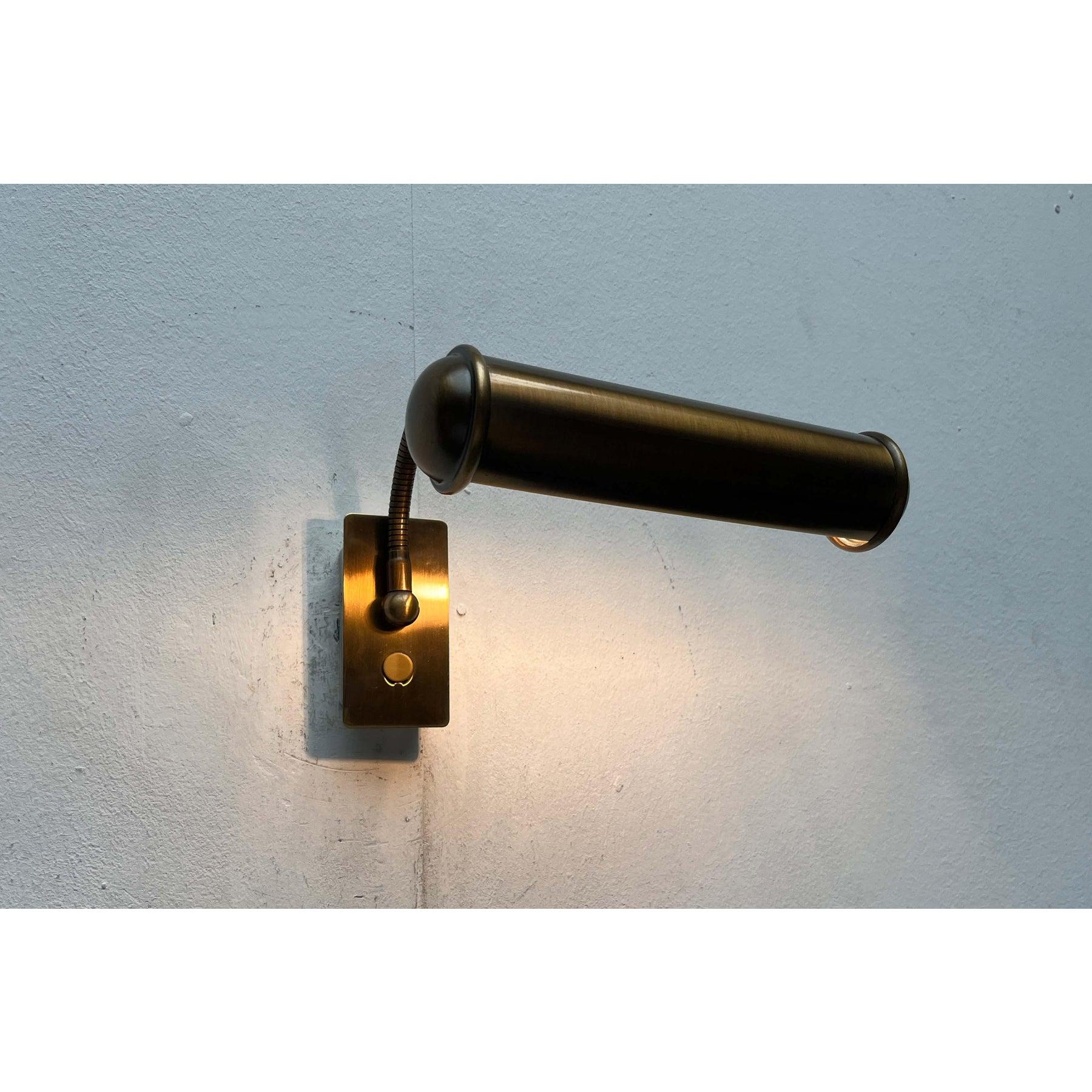 Lámpara de pared de cuello de cisne de latón patinado alemán vintage de Honsel, años 70 Metal en venta