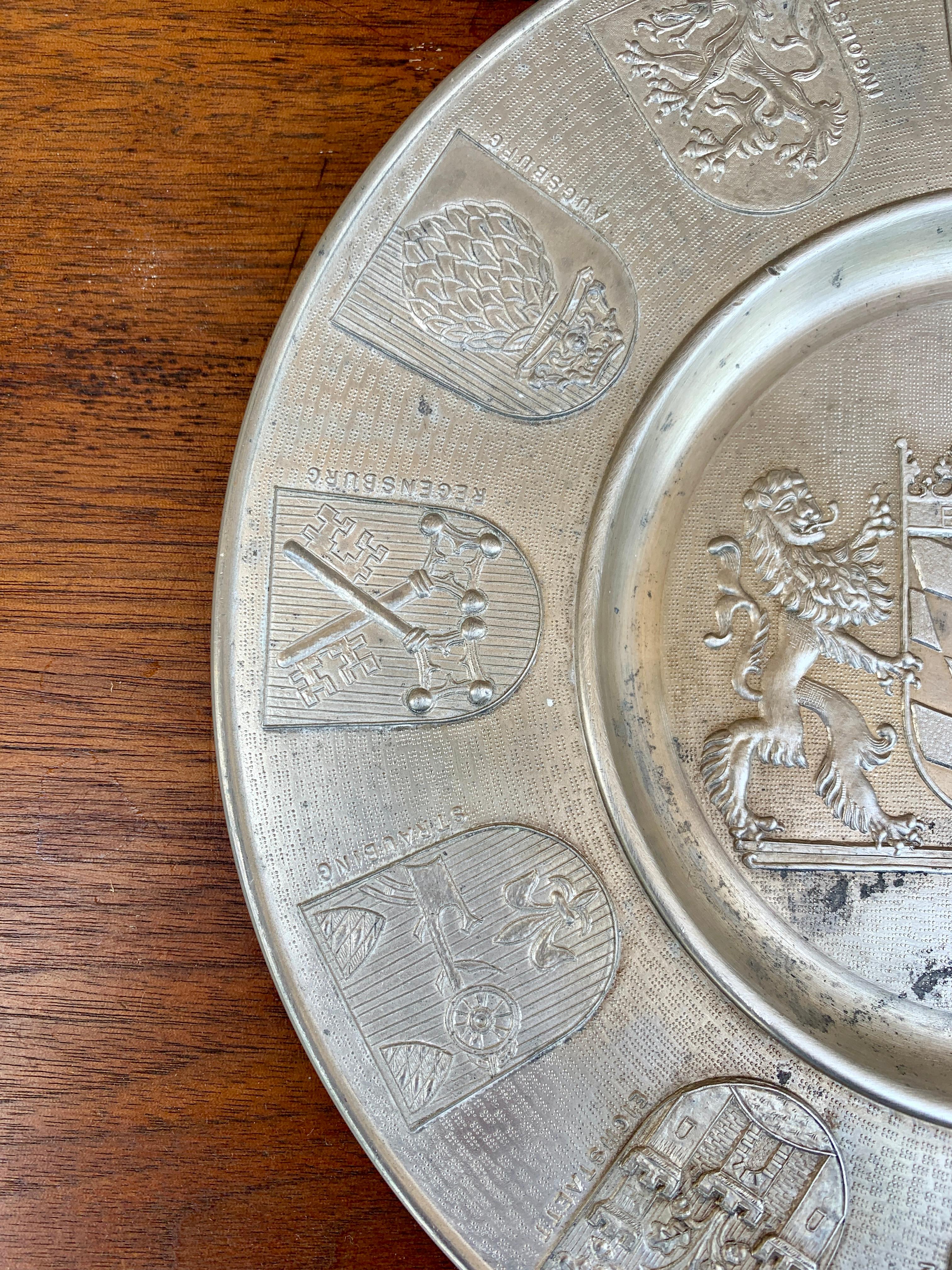 Vintage Deutsch Zinn Wandteller mit Heraldik Wappen (Rustikal) im Angebot
