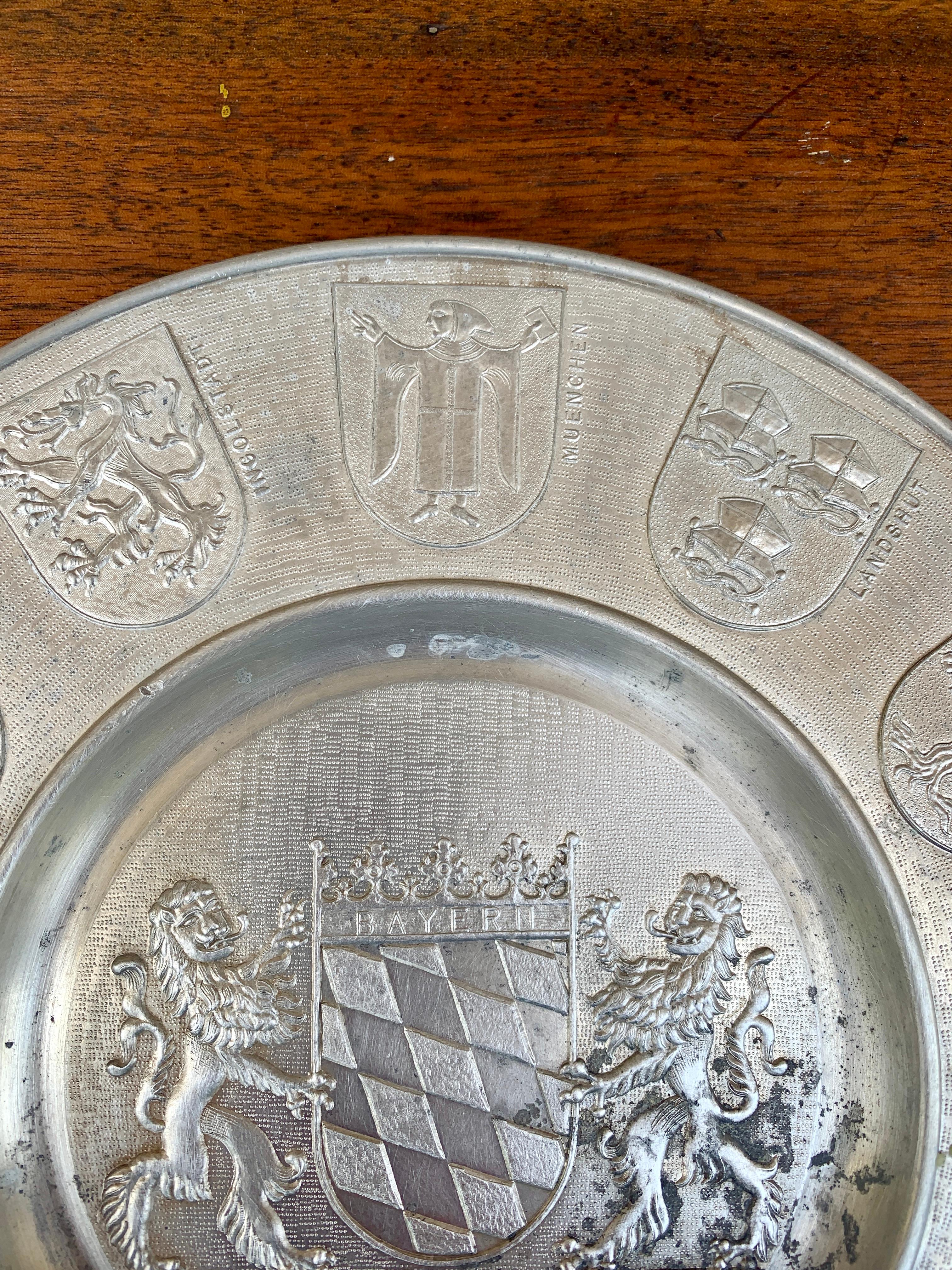 Vintage Deutsch Zinn Wandteller mit Heraldik Wappen im Zustand „Gut“ im Angebot in Elkhart, IN