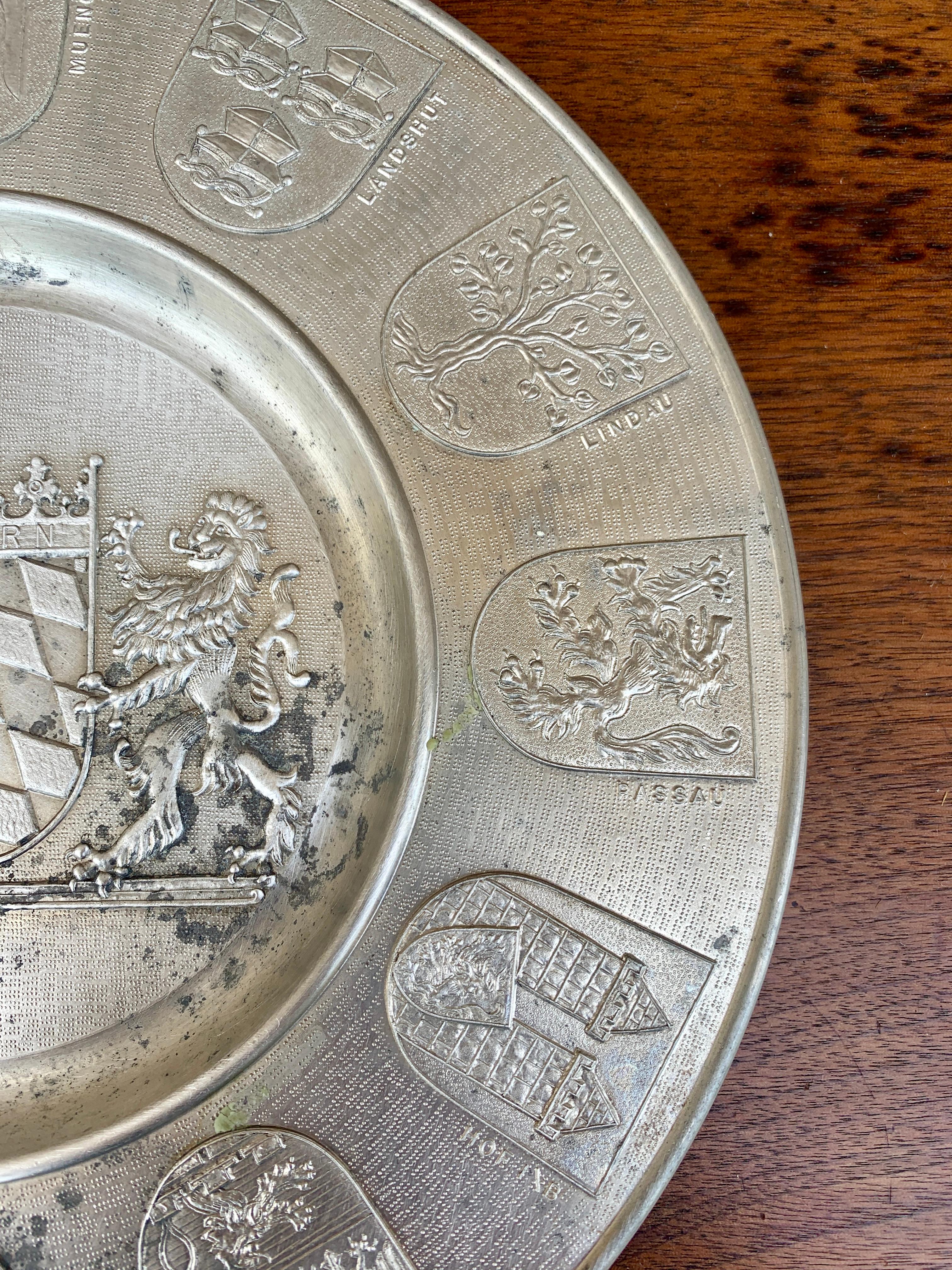Vintage Deutsch Zinn Wandteller mit Heraldik Wappen (Ende des 20. Jahrhunderts) im Angebot
