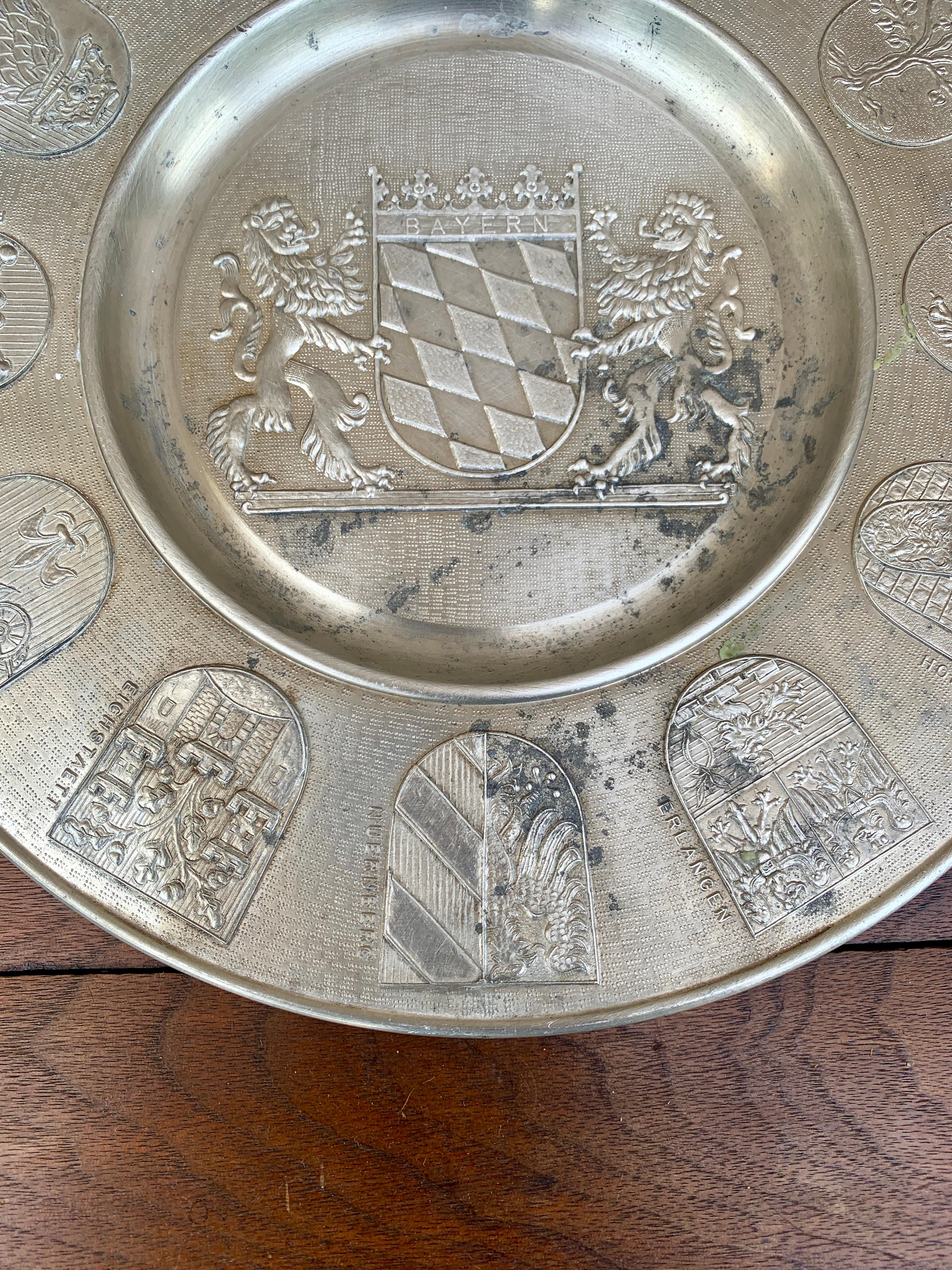 Vintage Deutsch Zinn Wandteller mit Heraldik Wappen (Hartzinn) im Angebot