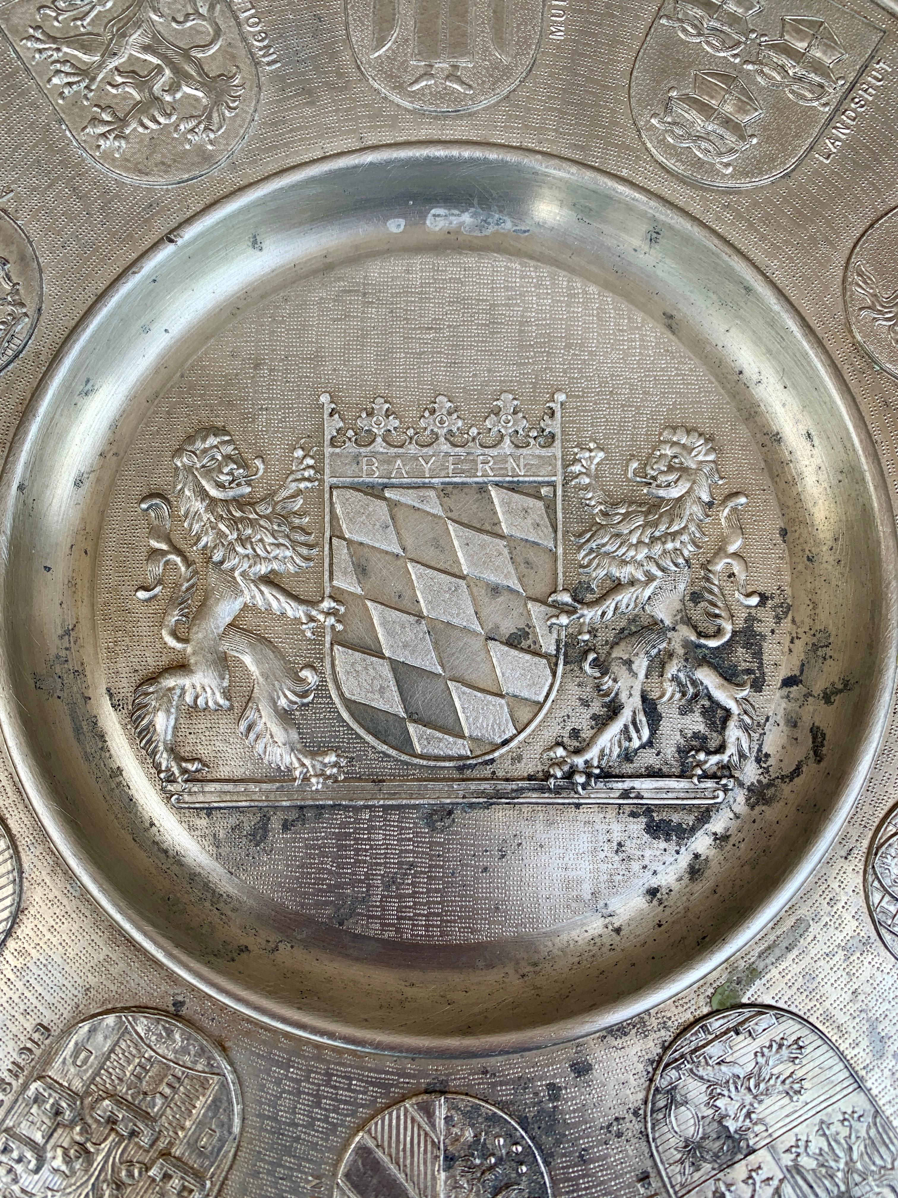 Vintage Deutsch Zinn Wandteller mit Heraldik Wappen im Angebot 1