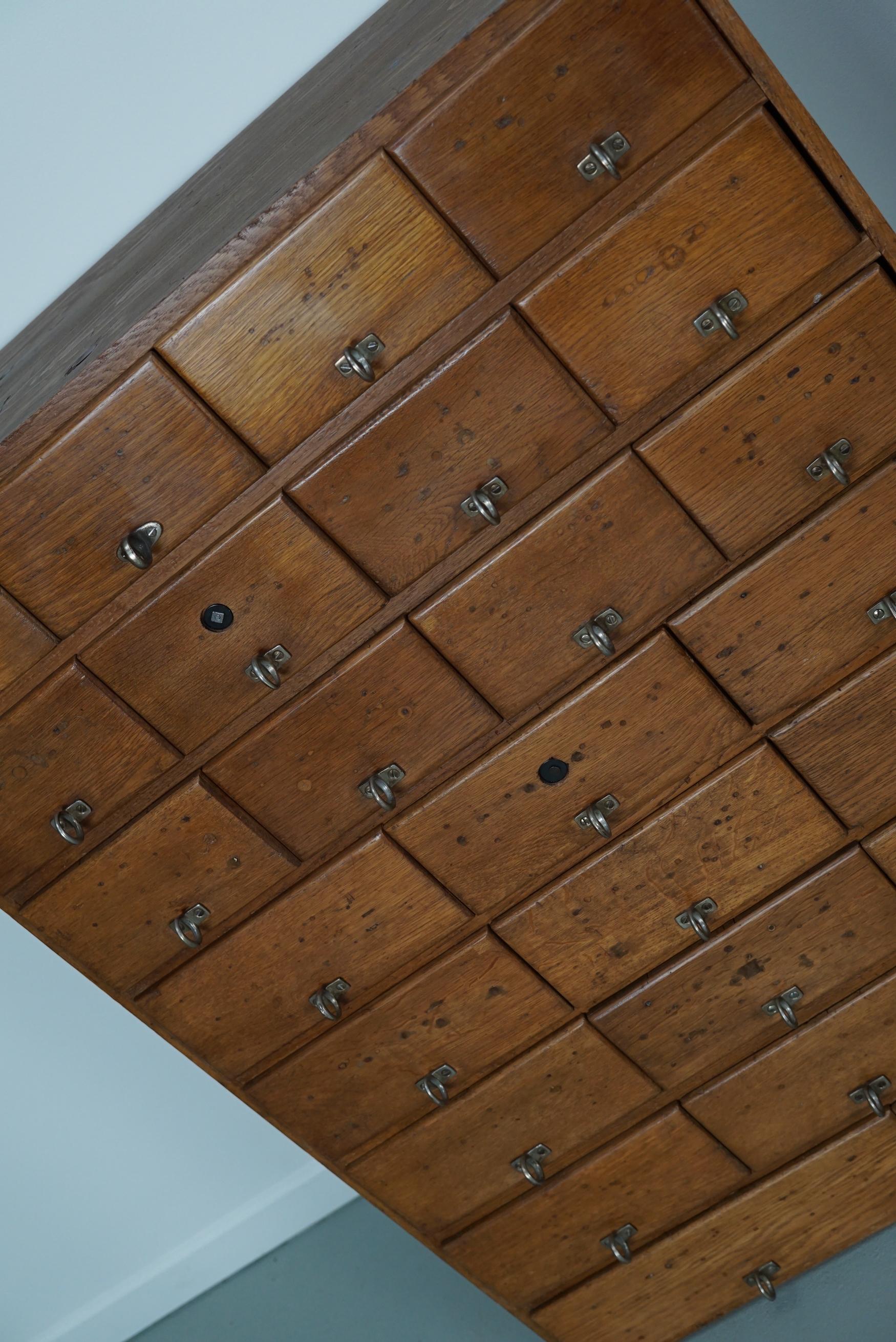 Deutscher Apothekerschrank aus Kiefer und Eiche, 1950er Jahre im Zustand „Gut“ im Angebot in Nijmegen, NL