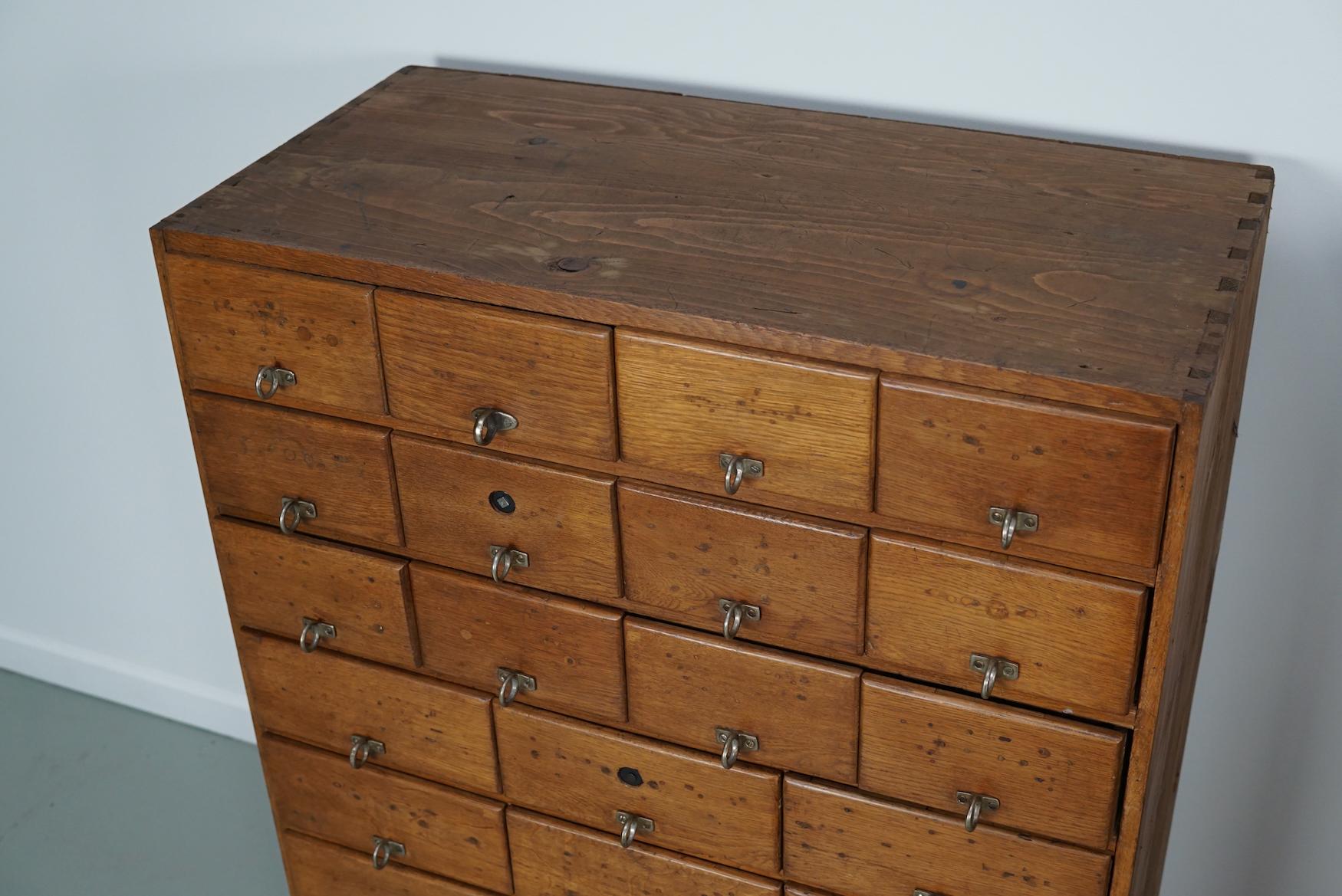 Deutscher Apothekerschrank aus Kiefer und Eiche, 1950er Jahre (Eichenholz) im Angebot