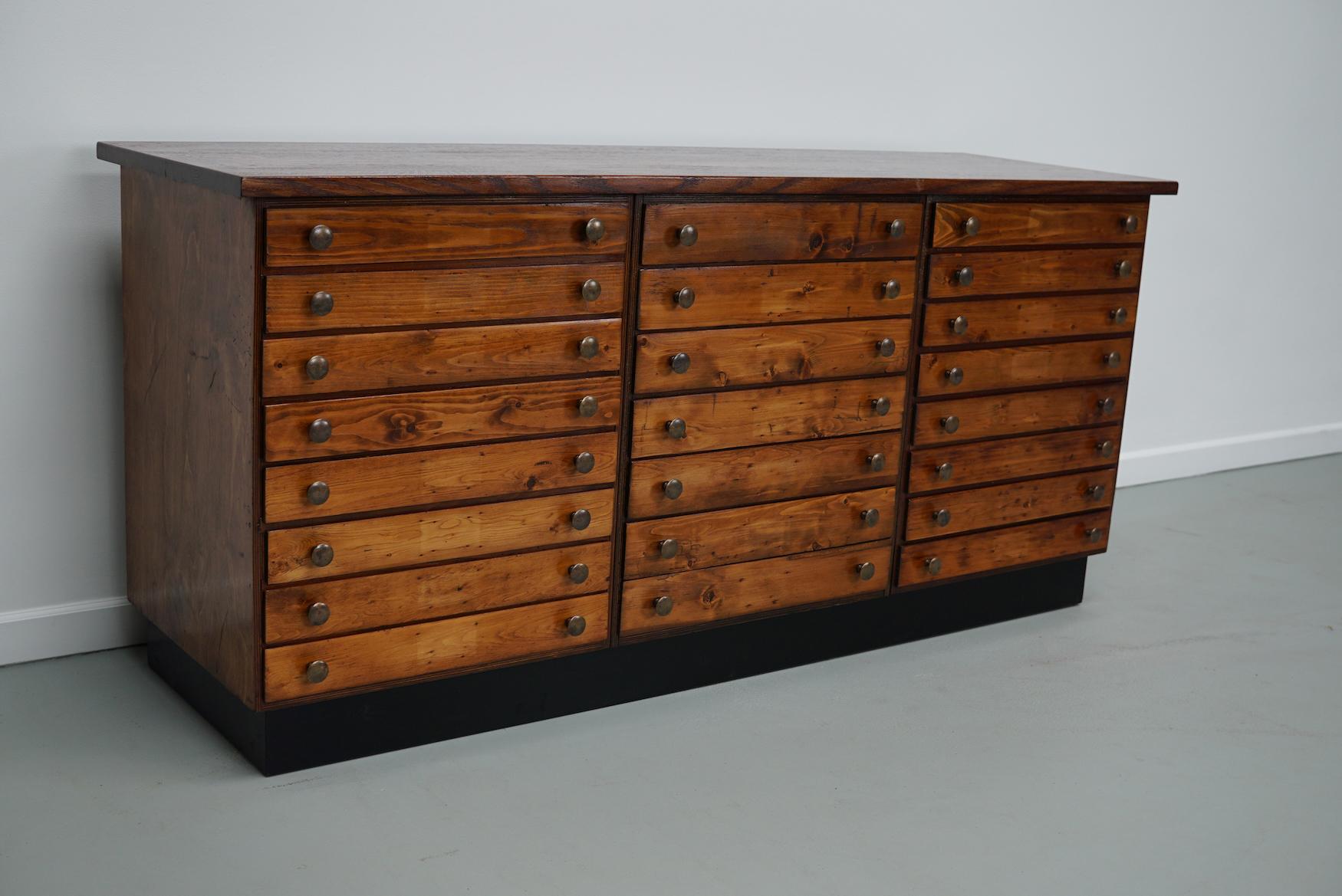 Deutscher Apothekerschrank aus Kiefer und Eiche, 1950er Jahre (Holz) im Angebot