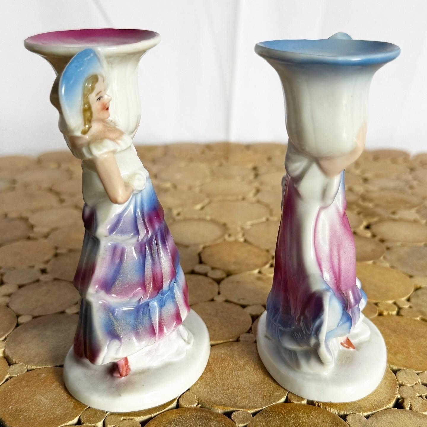 Ti presentiamo una coppia di portacandele in porcellana tedesca d'epoca con eleganti figurine di ballerine dipinte a mano. Questi affascinanti candelieri combinano funzionalità e fascino artistico, perfetti per aggiungere un tocco di raffinatezza