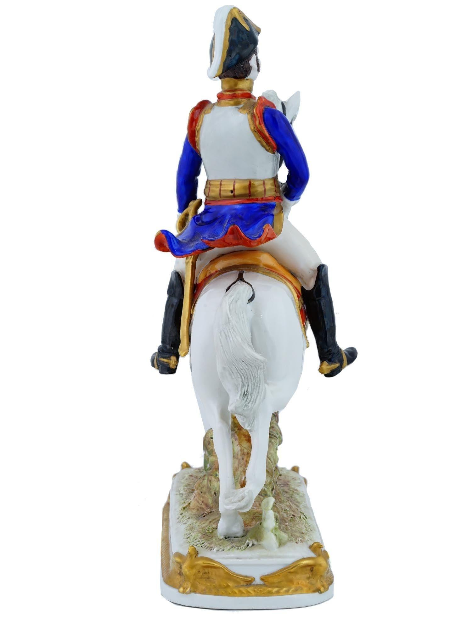 Deutsche Porzellanfigur eines napoleonischen Kavallerieoffiziers im Vintage-Stil im Zustand „Gut“ im Angebot in New York, NY