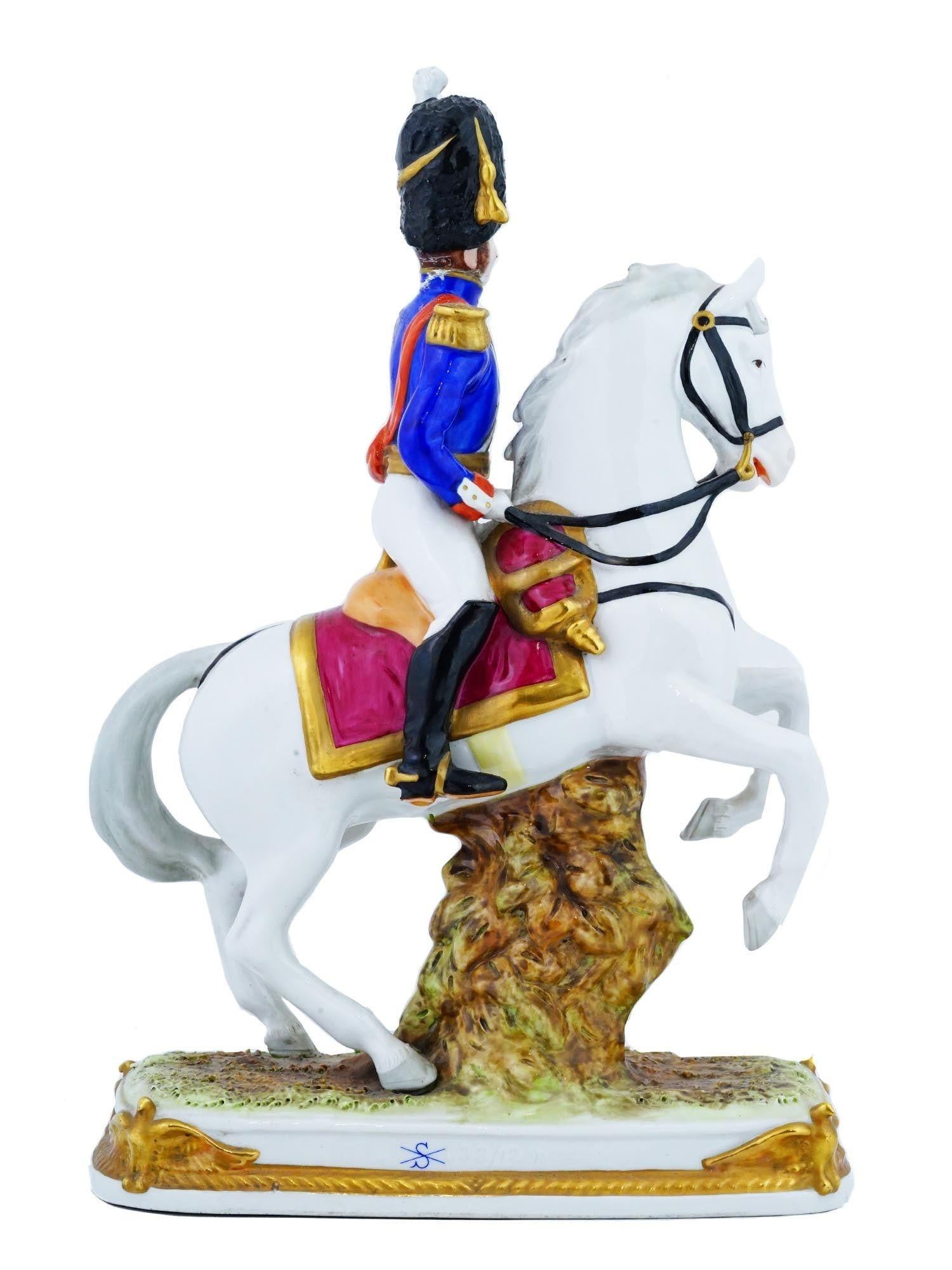 Deutsche Porzellanfigur eines napoleonischen Kavallerieoffiziers im Vintage-Stil (Handbemalt) im Angebot