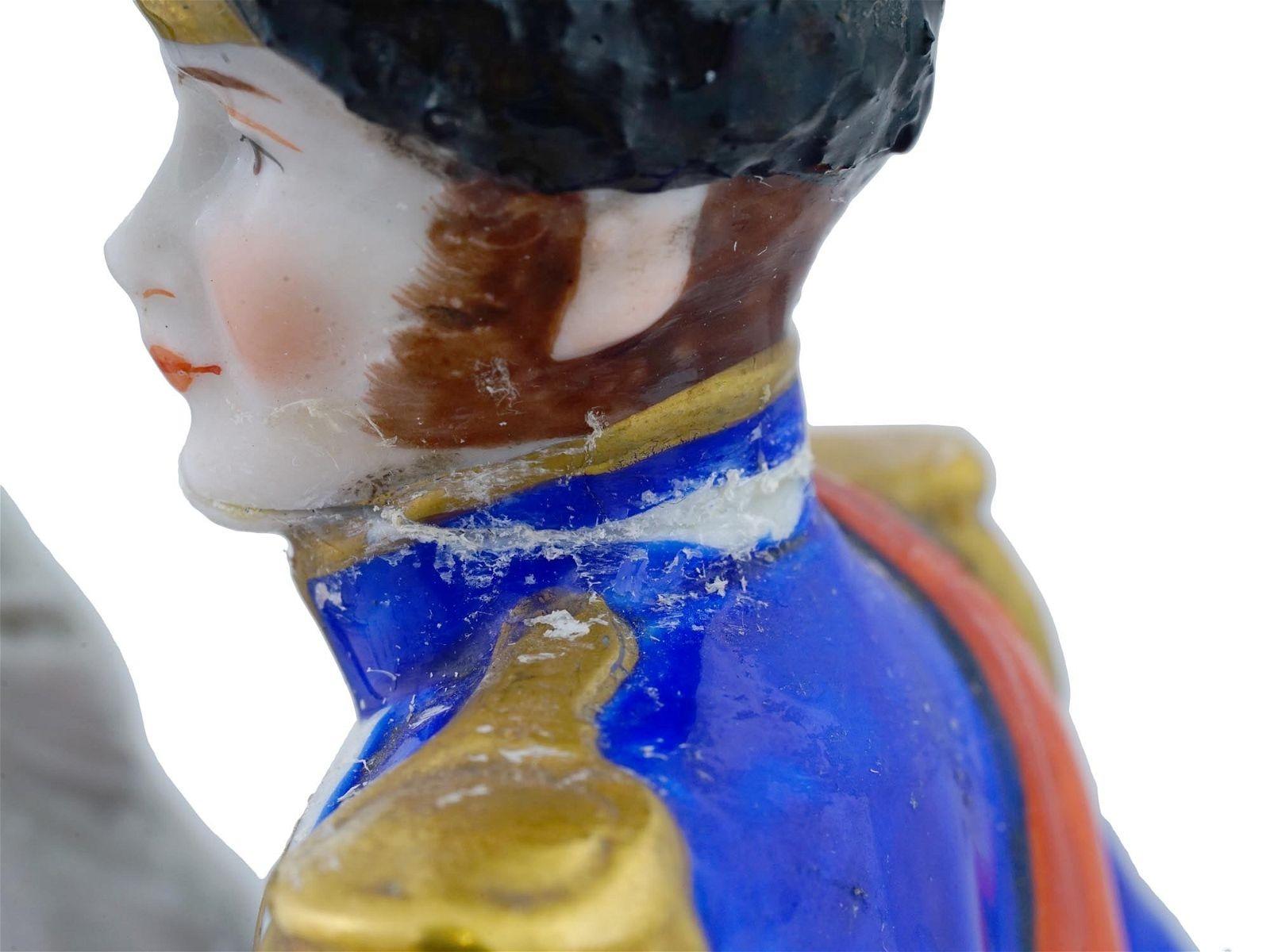 Peint à la main Figurine d'officier de cavalerie napoléonien vintage en porcelaine allemande en vente