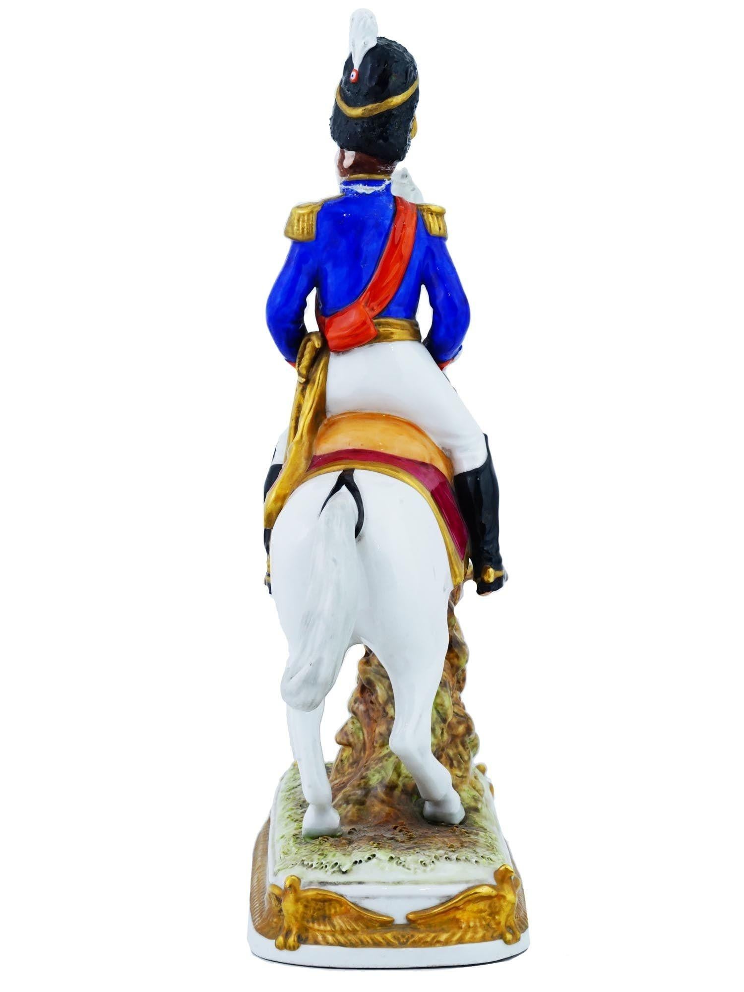 Deutsche Porzellanfigur eines napoleonischen Kavallerieoffiziers im Vintage-Stil (20. Jahrhundert) im Angebot