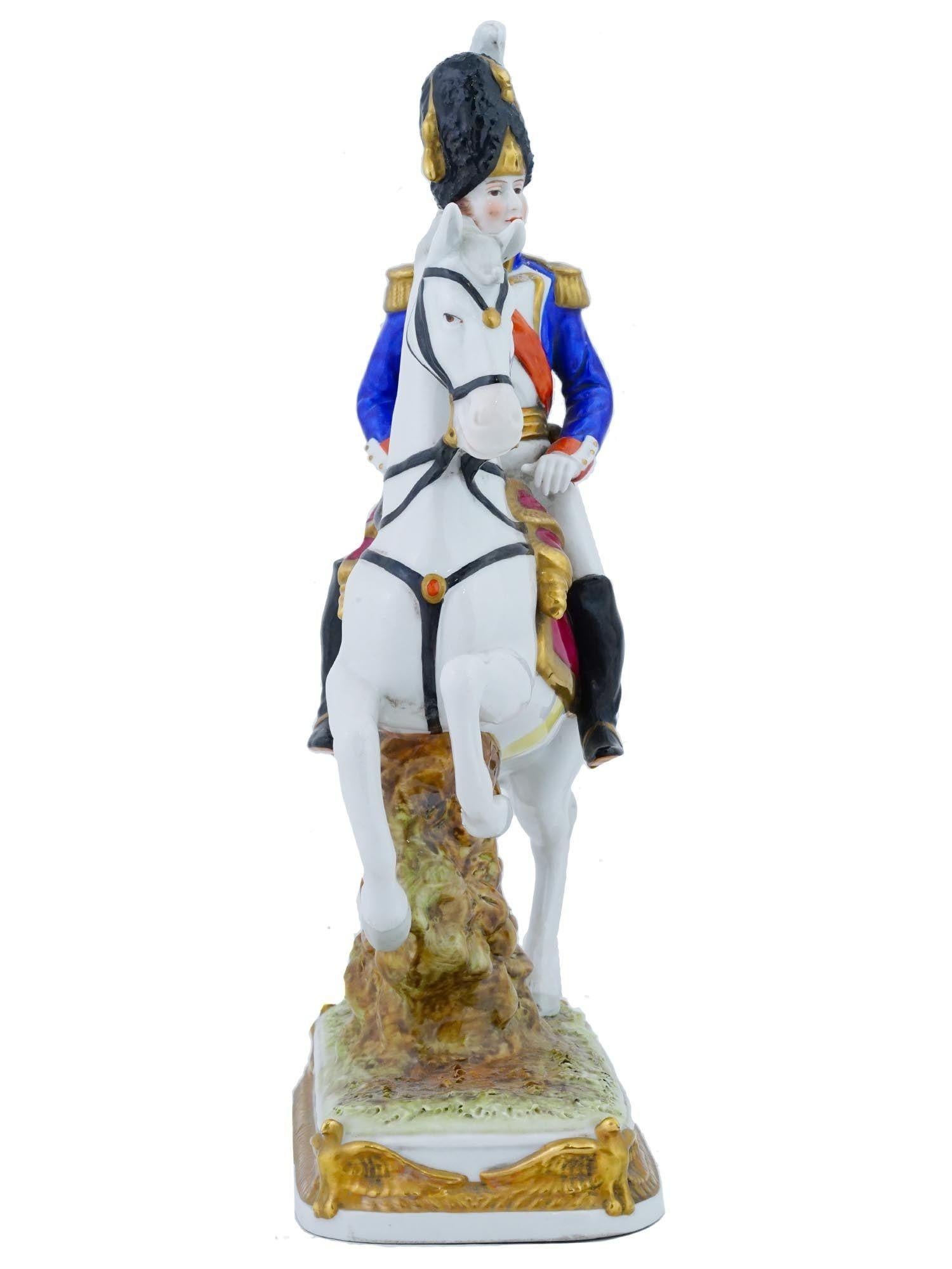 Deutsche Porzellanfigur eines napoleonischen Kavallerieoffiziers im Vintage-Stil im Angebot 1