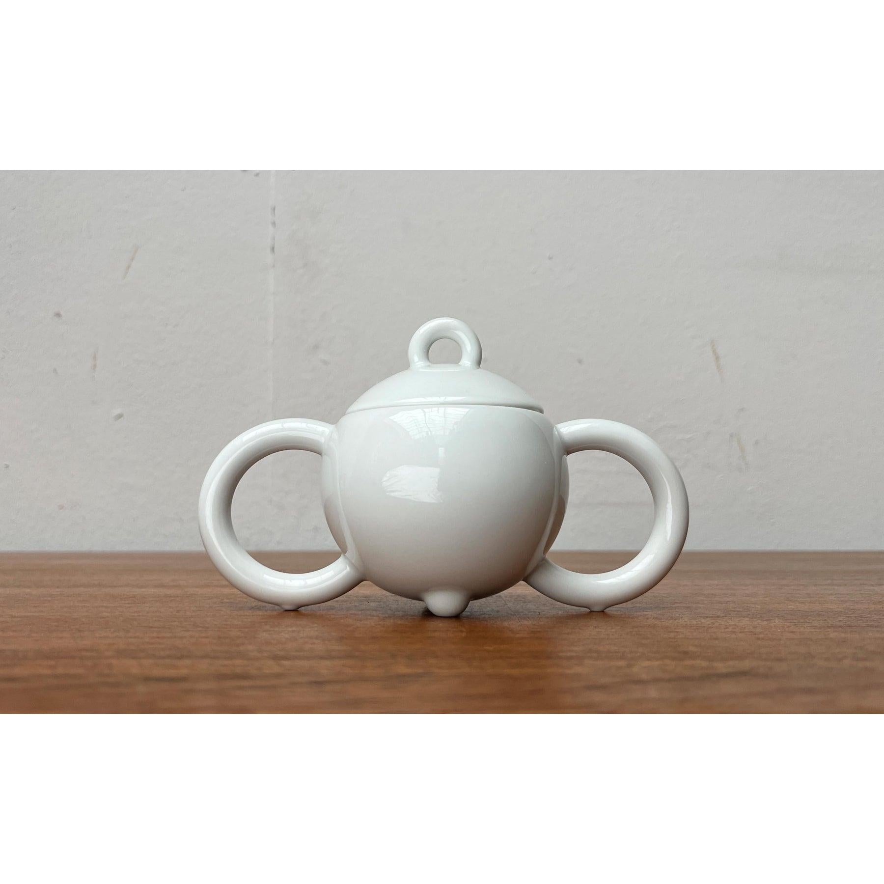 Vintage German Postmodern Fantasia Series Sugar Pot von Matteo Thun für Arzberg, 1980er Jahre, in sehr gutem Zustand. Entworfen 1980 bis 1989 Dieses Stück hat eine Zuordnungsmarke.

Zusätzliche Informationen:
MATERIALIEN: Porzellan
Farbe:
