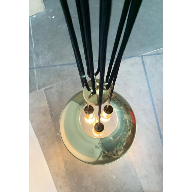 Rarissima lampada a sospensione a treno del designer tedesco Florian Schulz.

Un progetto impressionante, di dimensioni e complessità considerevoli. La lampada convince per la sua semplice eleganza e per l'alta qualità della lavorazione e dei