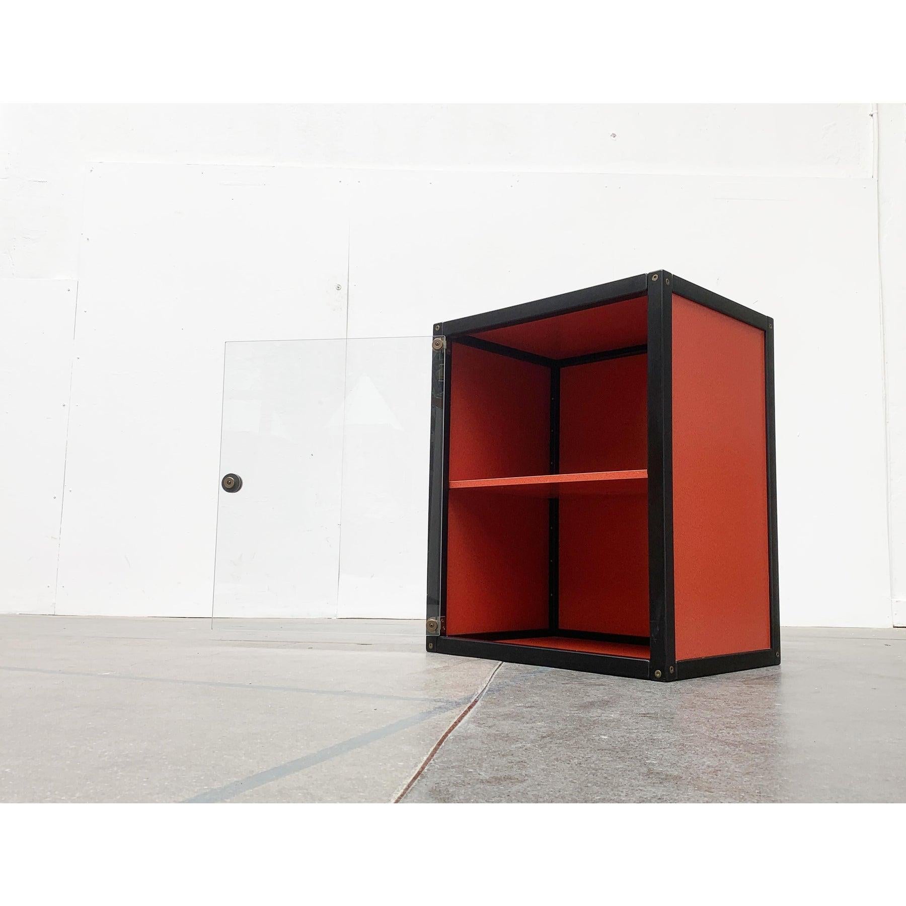 Container with glass door from the profile system collection of Flötotto with a special decor.

A very simple and functional design. The container comes from the Profilsystem collection, which is still a successful model today. The container shows