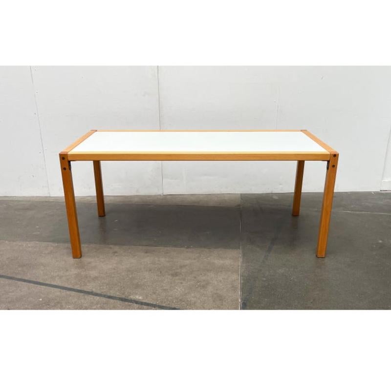 Simple dining or desk from the profile system collection from Flötotto.

A very simple and functional design. The table comes from the profile system collection, which is known from Flötotto cupboards and shelves and which is still a successful