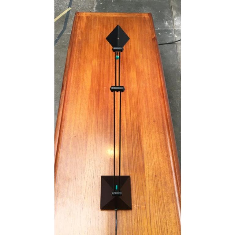 Lámpara de mesa Filigrana de Brilliant Leuchten basada en un diseño de Lungean + Pellmann de los años 80.

Esta lámpara habla un lenguaje posmoderno en forma y color. La cabeza y la base de la lámpara se resuelven en superficies poligonales. Los