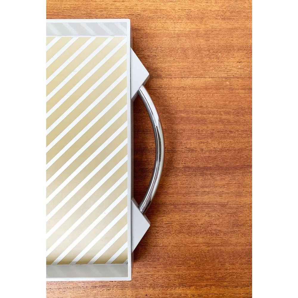 Bandeja postmoderna alemana vintage de Matteo Thun para WMF, década de 1980, en muy buen estado. Diseñado de 1980 a 1989 Esta pieza tiene una marca de atribución.

Más información:
Materiales: Metal, Plástico
Color: Gris
Estilos: Memphis,