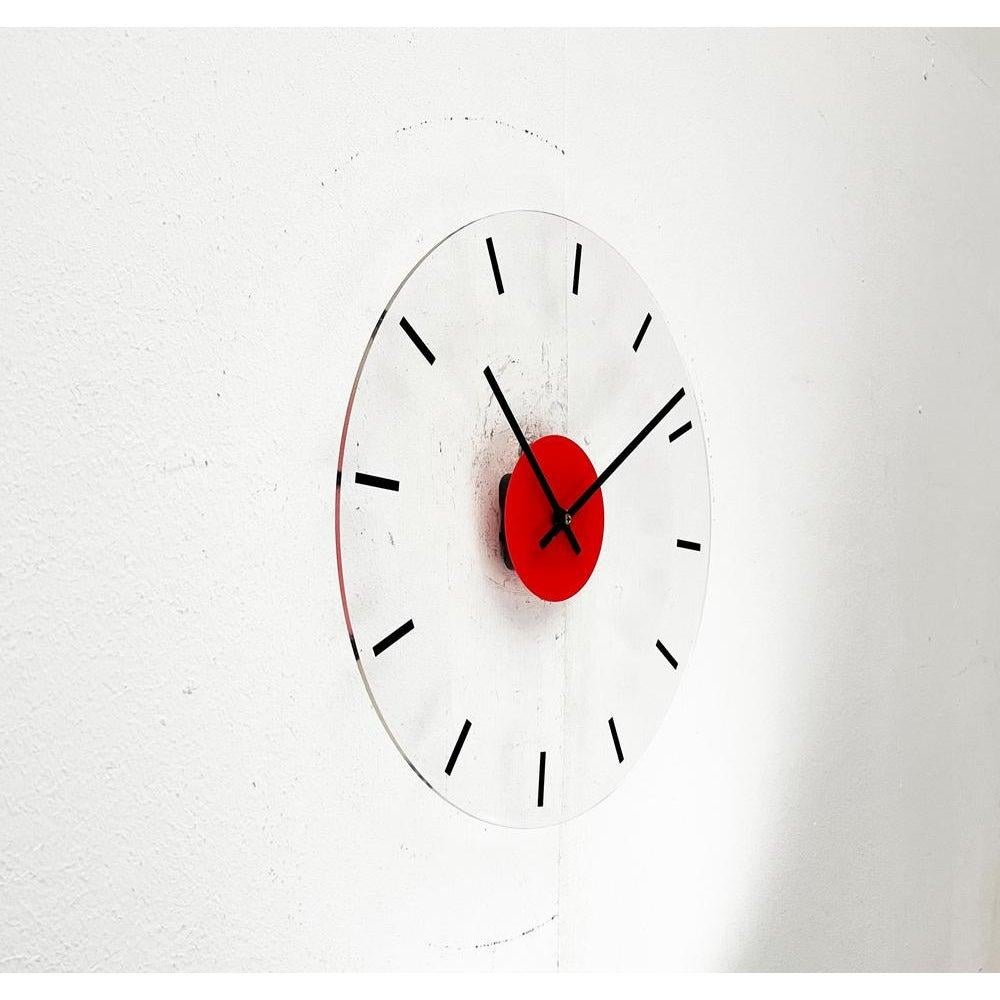 Horloge murale postmoderne allemande vintage de Kienzle, années 1980, en très bon état. Conçue de 1980 à 1989 Cette pièce porte une marque d'attribution.

Informations complémentaires :
Matériaux : Acrylique
Couleur : Noir
Styles : Postmoderne
Pays
