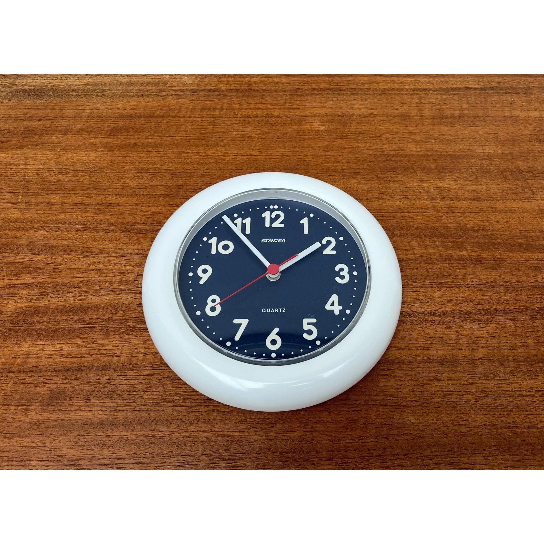 Horloge murale postmoderne allemande vintage de Staiger, années 1980, en très bon état. Conçue de 1980 à 1989 Cette pièce porte une marque d'attribution.

Informations complémentaires :
MATERIAL Plastique
Couleur : Bleu
Styles : Postmoderne
Pays