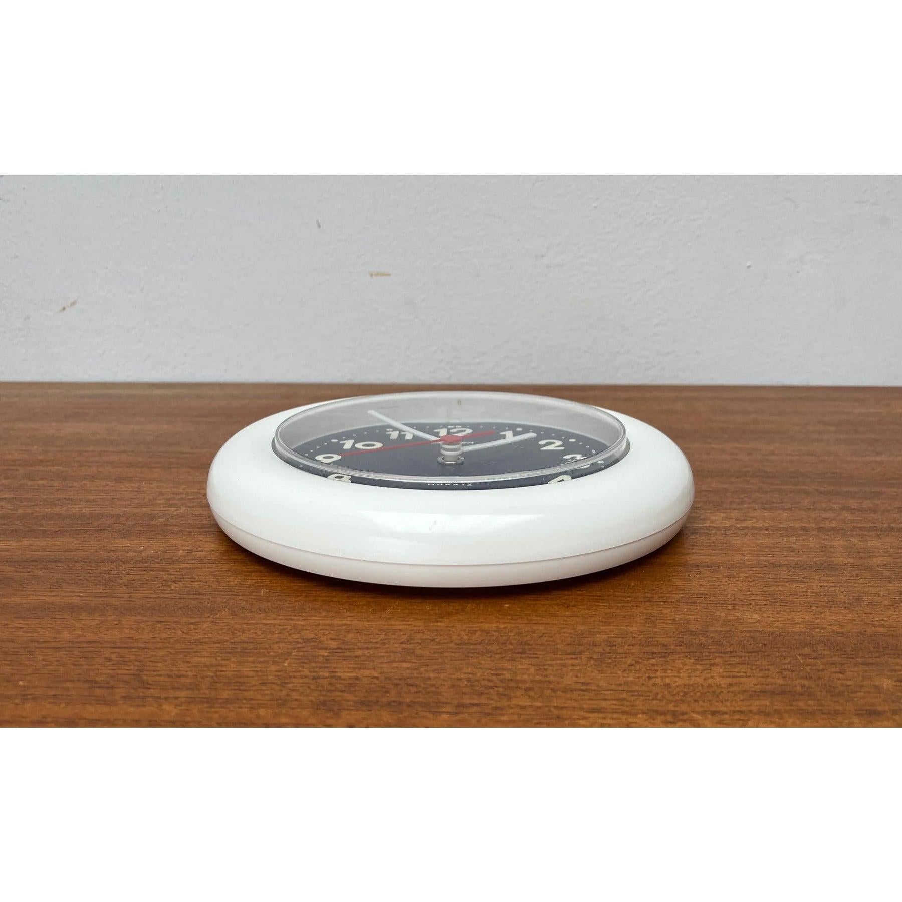 Plastique Horloge murale postmoderne allemande de Staiger, années 1980 en vente