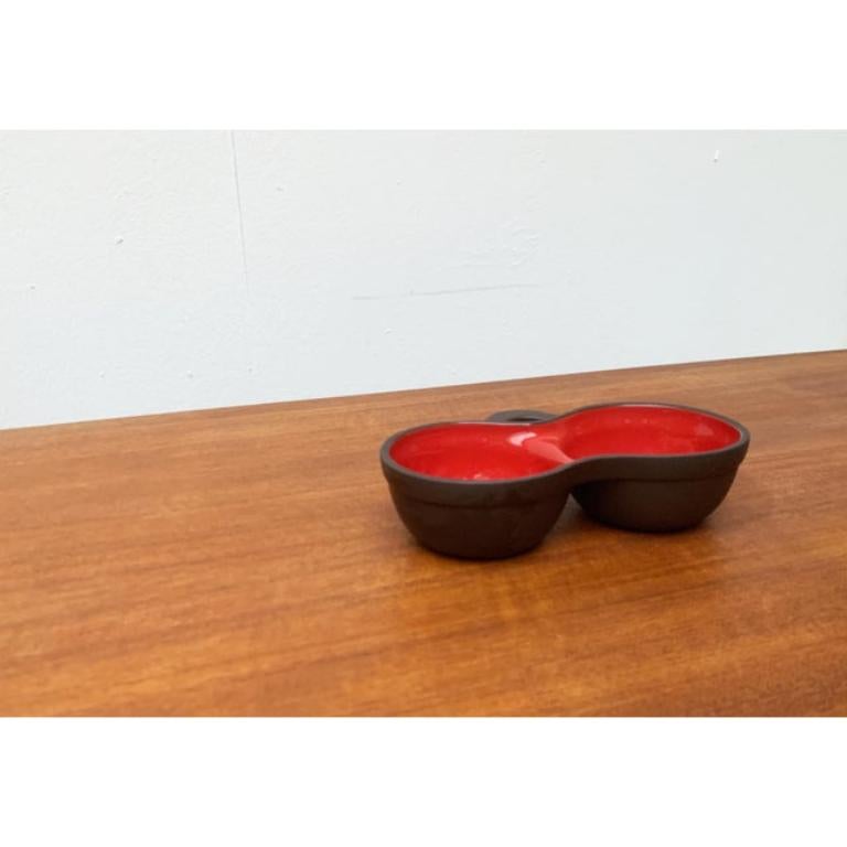 Bol vintage en poterie allemande de Wormser Terra-Sigillata, en très bon état. Conçue de 1970 à 1979 Cette pièce porte une marque d'attribution.

Informations complémentaires :
Matériaux : Céramique
Style : Minimaliste
Pays d'origine :