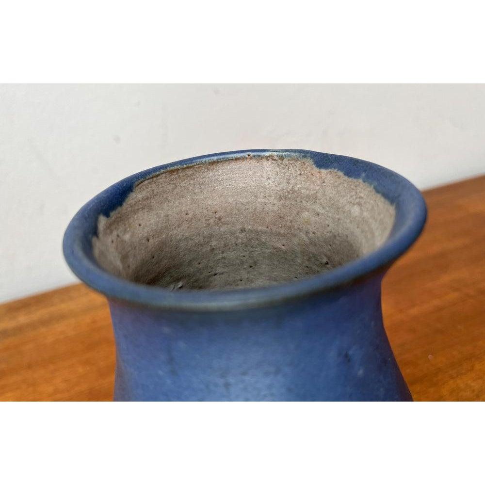Vaso di ceramica tedesca d'epoca delle officine WWB Winterhuder, Amburgo, in ottime condizioni. Progettato dal 1980 al 1989 Questo pezzo ha un marchio di attribuzione.

Informazioni aggiuntive:
Materiali: Ceramica
Colore: blu
Paese di origine: