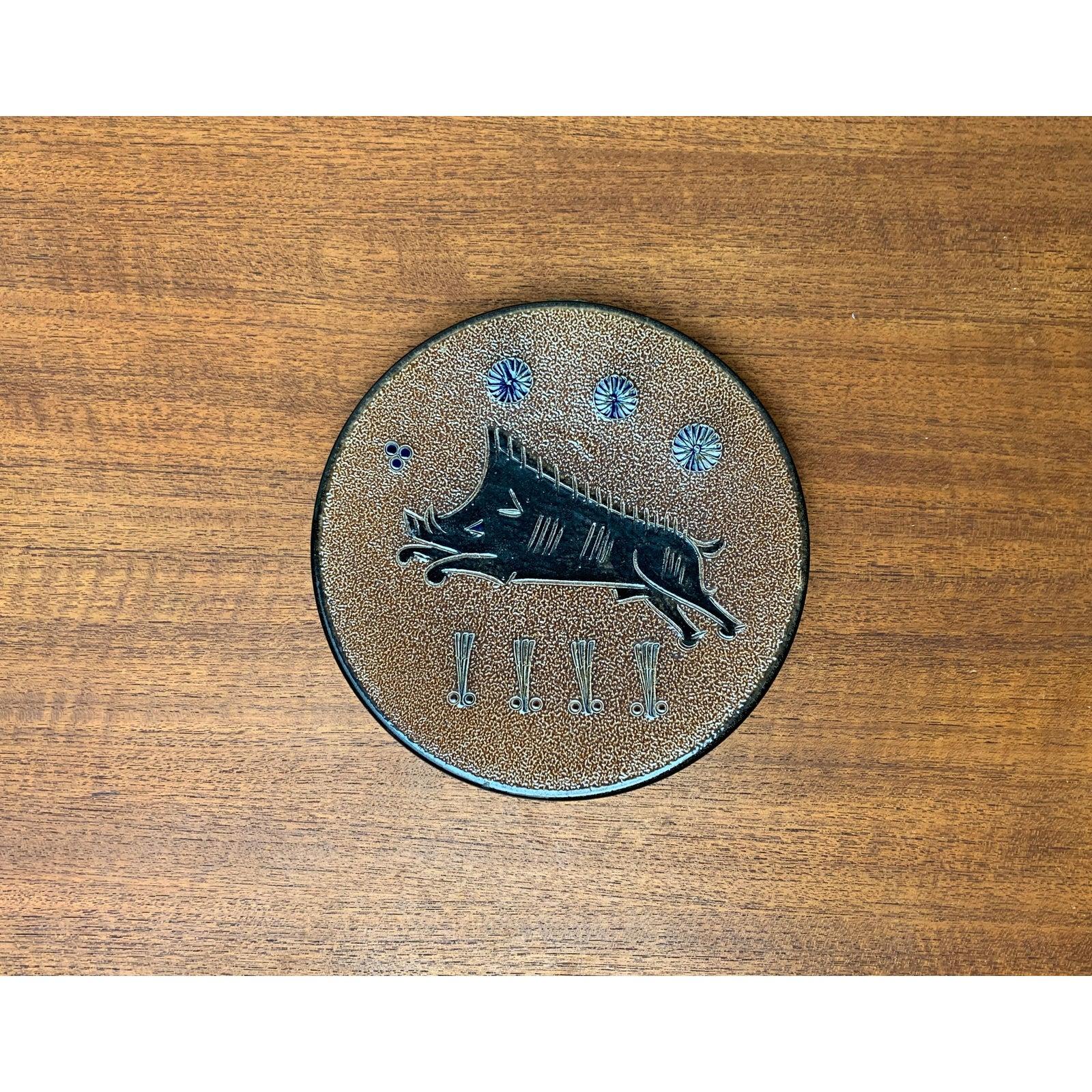 Wandteller aus deutscher Keramik mit Wildschwein-Jagdmotiv von Wim Mühlendyc, 1986 im Angebot 7