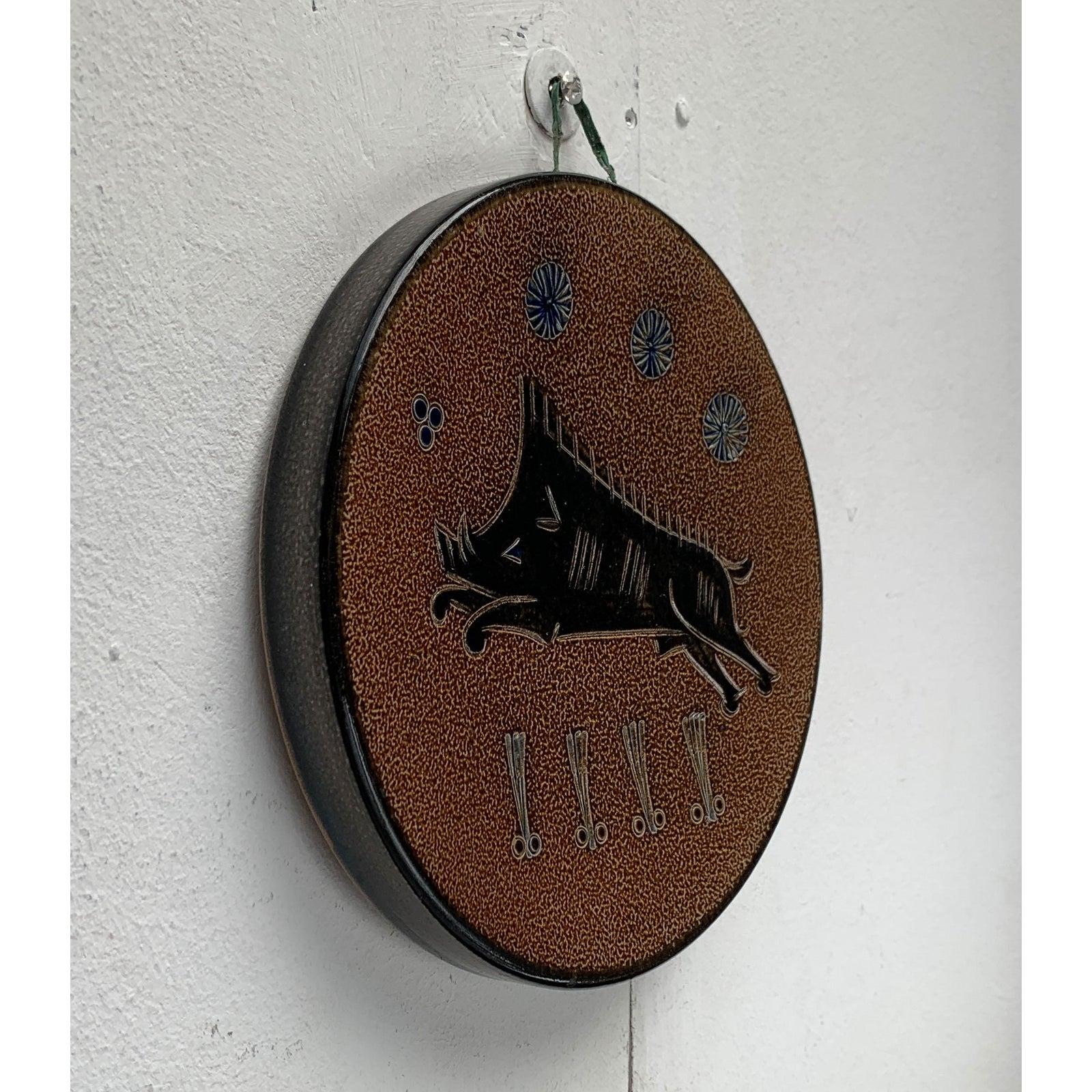 Vintage Wandteller aus deutscher Keramik mit Wildschweinmotiv von Wim Mühlendyck für Töpferhof Mühlendyck, 1986, in sehr gutem Zustand. Entworfen 1980 bis 1989 Dieses Stück hat eine Zuordnungsmarke.

Zusätzliche Informationen:
MATERIALIEN: